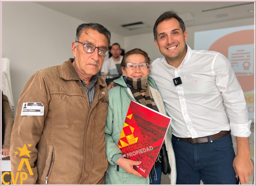 La entrega de los títulos fue liderada por el director general de la entidad, Juan Carlos Fernández Andrade, quien con un gesto cercano y sincero compartió con cada familia el orgullo de entregarles el documento que representa años de esfuerzo y acompañamiento