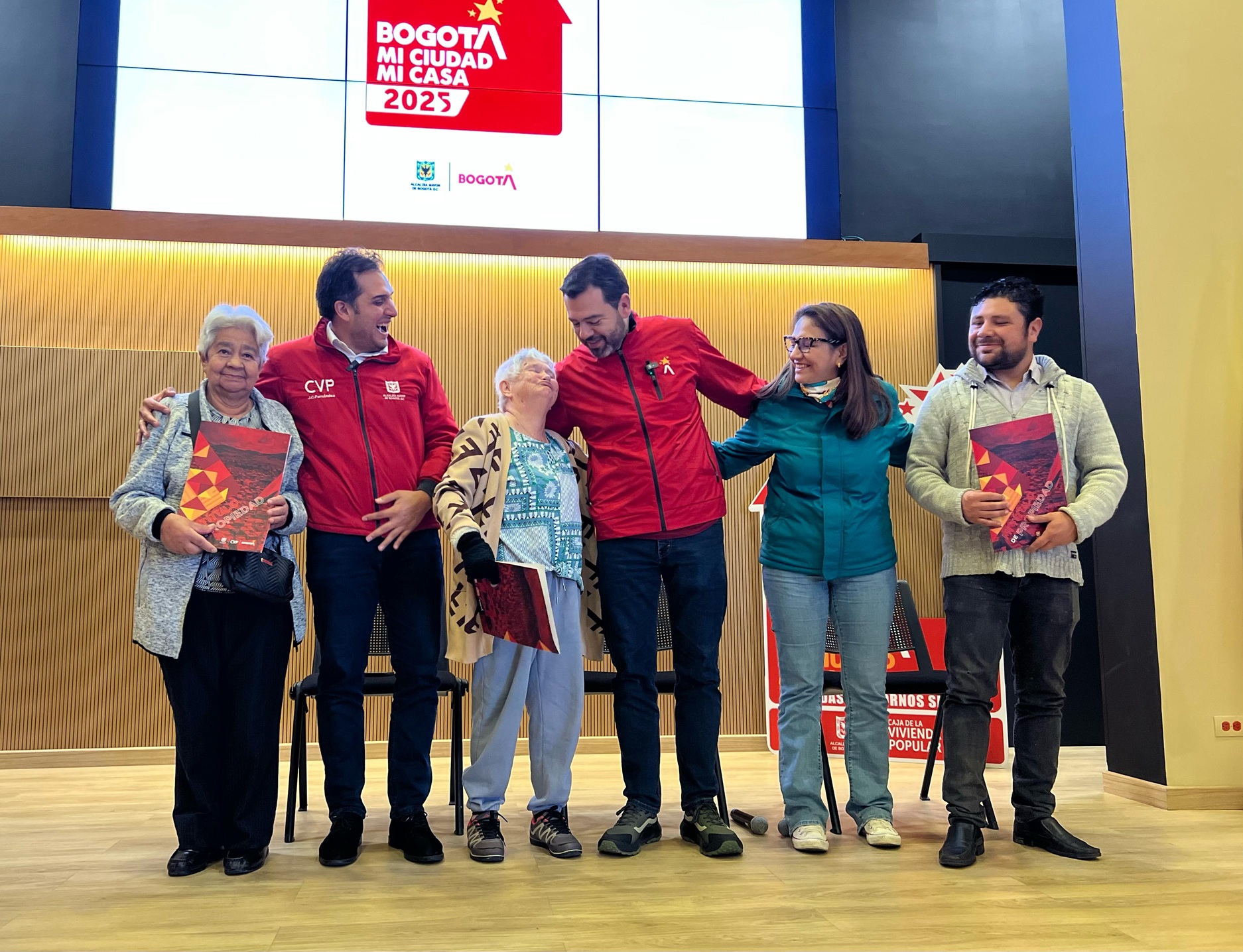 Bogotá entrega más de 170 títulos de propiedad garantizando vivienda digna a cientos de familias 2025