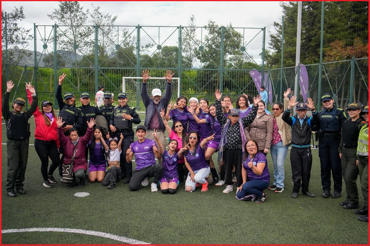 Durante la jornada, la comunidad participó en acciones de reconocimiento, acompañamiento y sensibilización, resaltando las historias de transformación y resistencia que han surgido en Bilbao gracias al compromiso de sus lideresas, organizaciones y procesos comunitarios. 