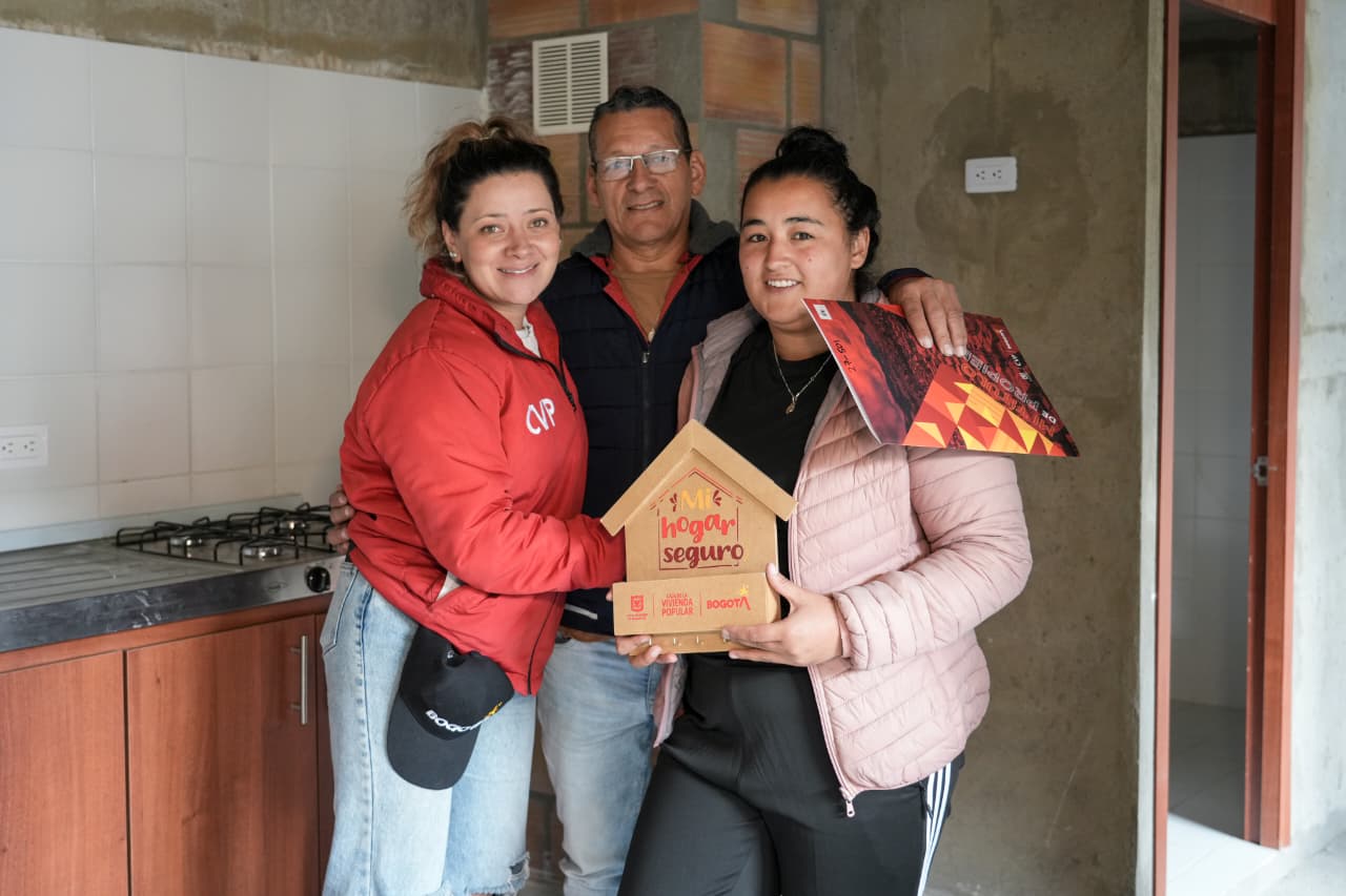 40 familias cumplen el sueño de tener hogar propio en AST 2026