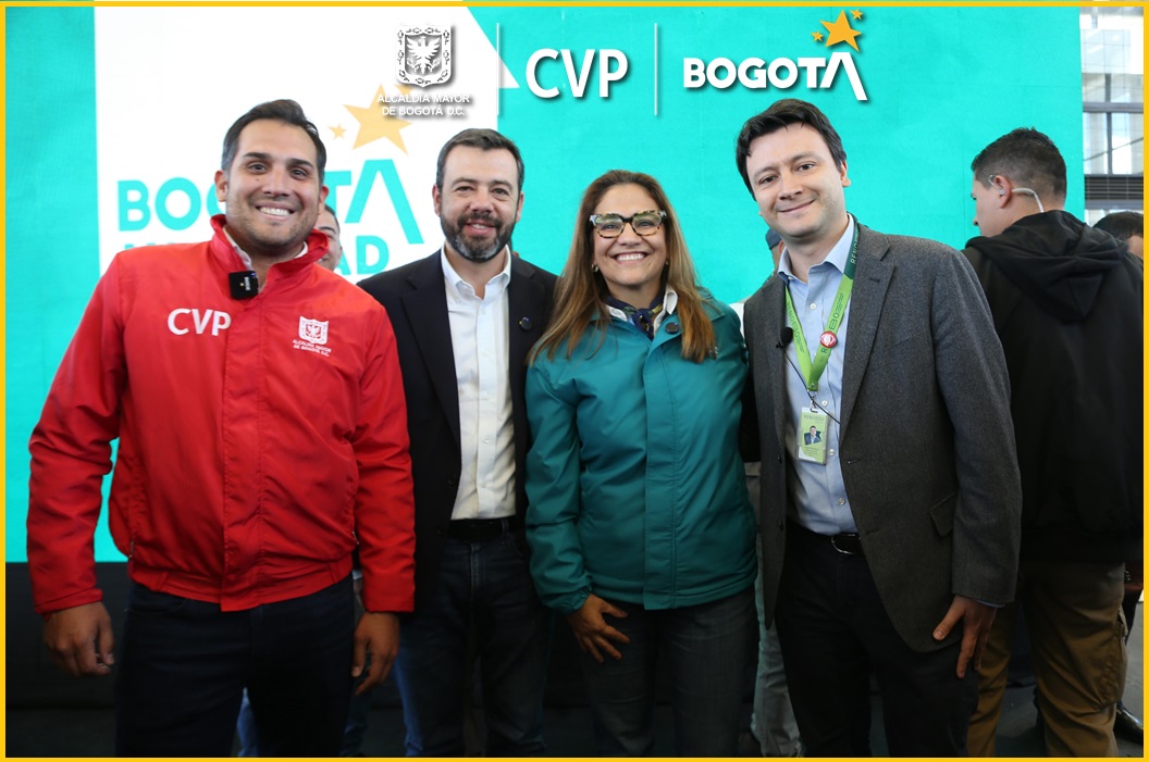 En la Foto: (izq a der)  Juan Carlos Fernández, director de la Caja de la Vivienda Popular; Carlos Fernando Galán, alcalde mayor de Bogotá; Vanessa Velasco, secretaría del Hábitat; y Carlos Felipe Reyes, gerente de la Empresa de Renovación y Desarrollo Urbano de Bogotá - RenoBo.   