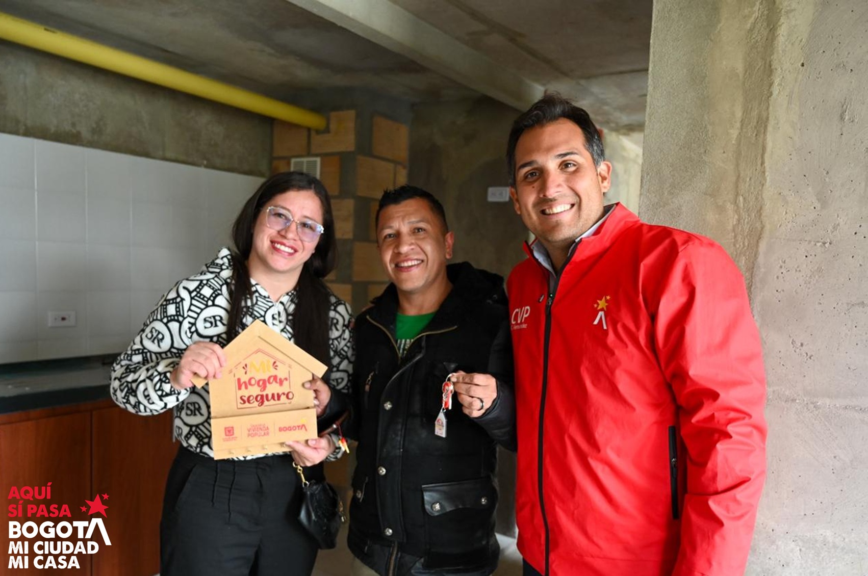 La Caja de la Vivienda Popular trabaja para proteger la vida de las familias  vulnerables de Bogotá. En el trascurso de la #EntregatónCVP son 287 #ViviendasSeguras que están destinadas a familias en zonas de alto riesgo que también tendrán su #TítuloEnMano. Garantizamos seguridad y dignidad.