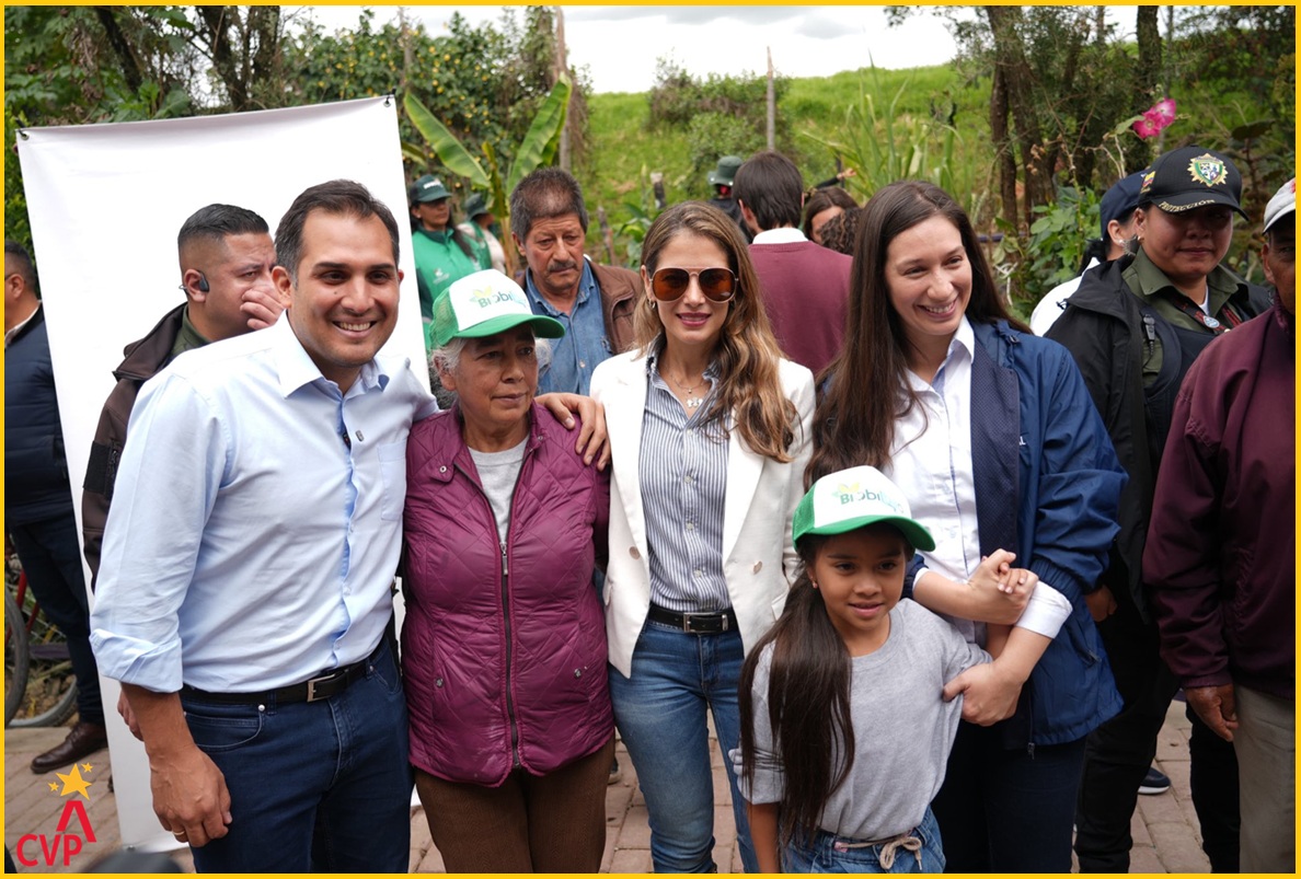 La intervención integral que se desarrolla en el barrio Bilbao, liderada por la CVP, incluye mejoramiento de vías, recuperación de espacios como el Parque de la Virgen, intervención de fachadas, a través del programa ´Bogotá A Color´ junto a la Fundación Pintuco, y acciones de reverdecimiento en el entorno del río Bogotá.