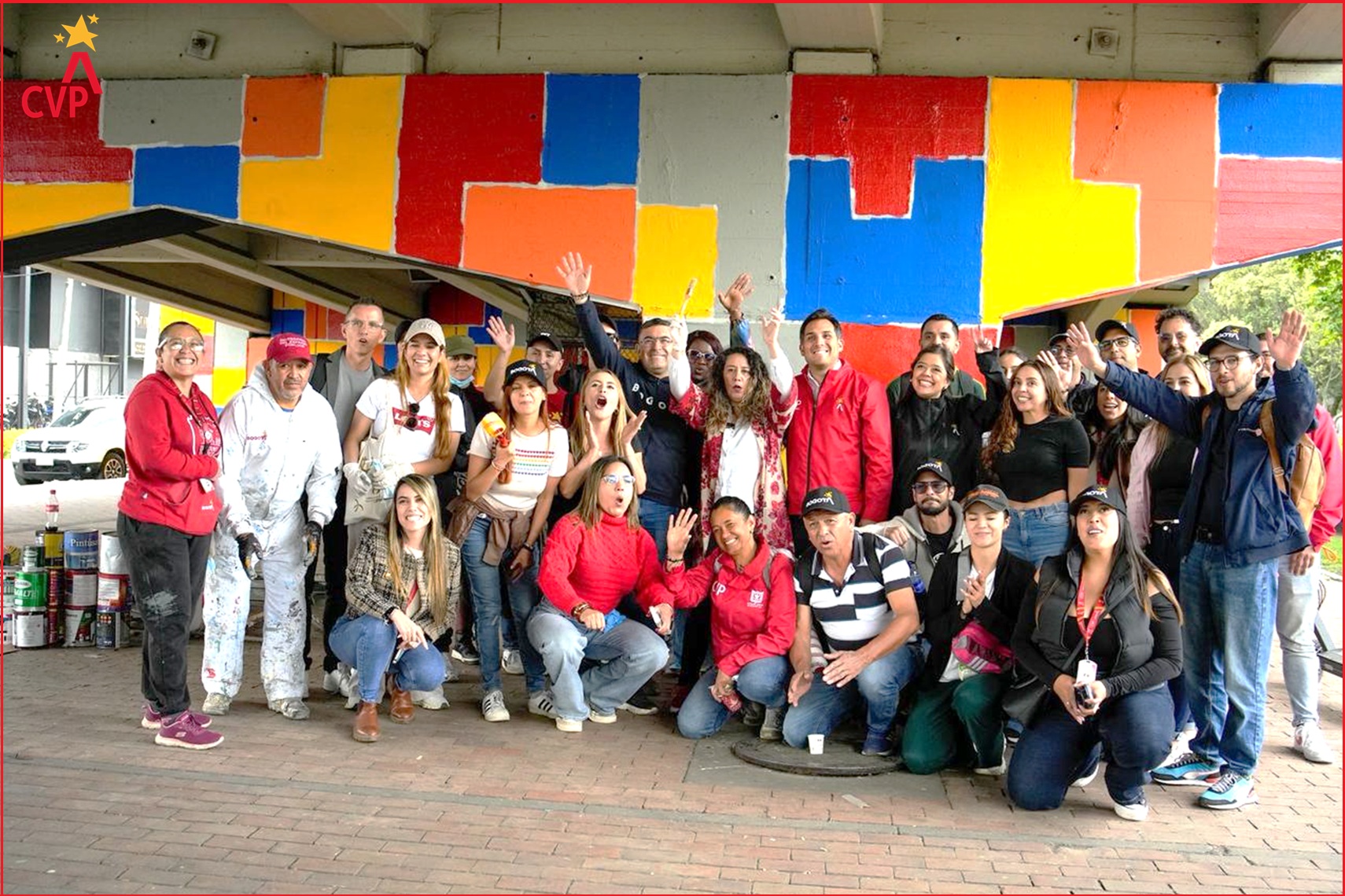 Más de 100 personas se reunieron el viernes 23 de enero en una jornada comunitaria llena de energía y compromiso para mejorar el espacio público en la ciudad, el encuentro fue mucho más que una jornada de trabajo, fue una expresión de cuidado por la ciudad y por quienes la habitan. Con brochas en mano, limpieza de zonas y embellecimiento del entorno, las personas transformaron un lugar de paso en un lugar que inspira orgullo y sentido de pertenencia para quienes transitan y viven por ese sector.