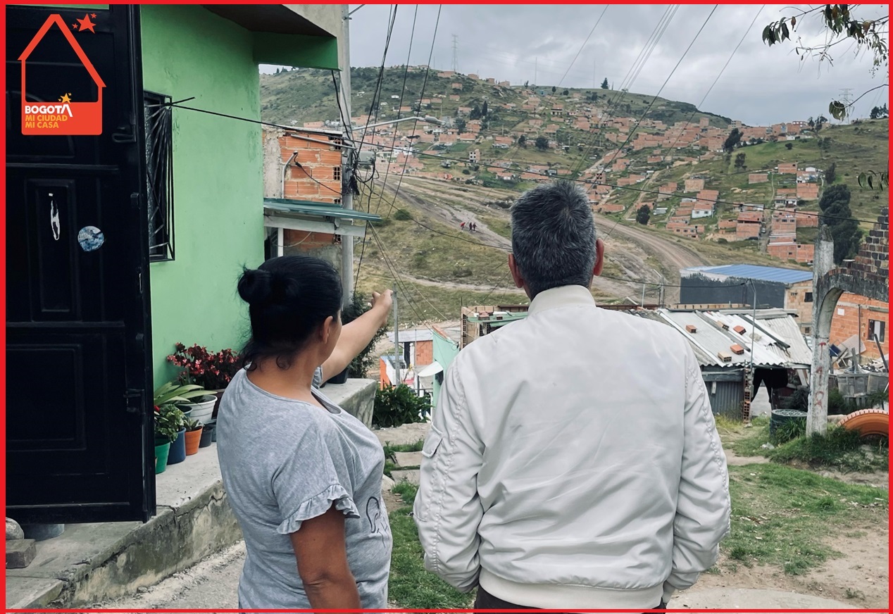En una ambiciosa estrategia para revitalizar la ciudad, la Secretaría Distrital del Hábitat y la Caja de la Vivienda Popular han lanzado una serie de proyectos destinados a mejorar los entornos urbanos de Bogotá. A través de la Dirección de Mejoramiento de Barrios, el programa busca transformar parques, vías, andenes y otros espacios públicos en zonas más seguras y agradables para todos los habitantes.