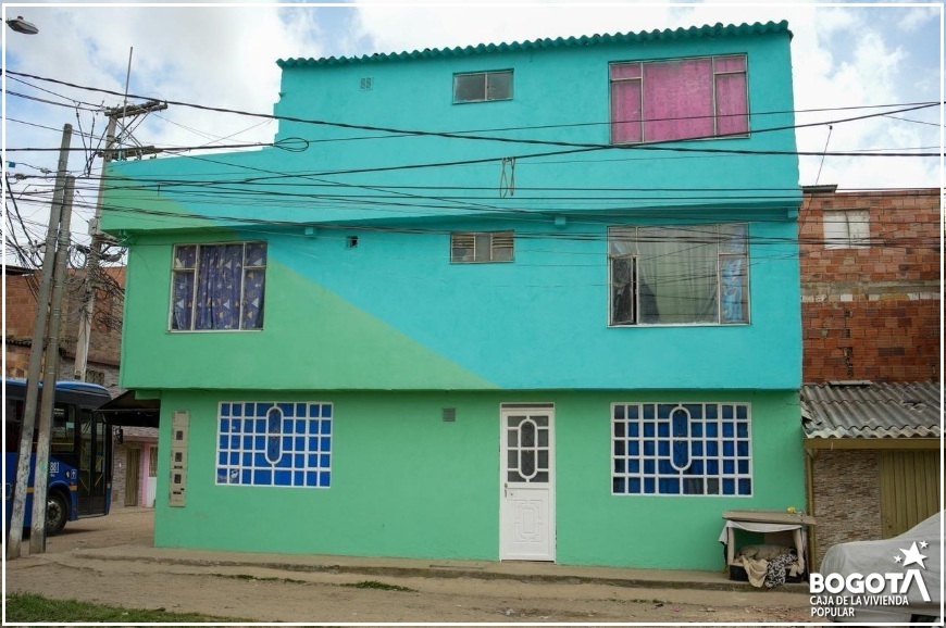 La Alcaldía Mayor de Bogotá, a través de la Caja de la Vivienda Popular (CVP), adelanta la estrategia Bogotá a Color dentro del programa de mejoramiento de vivienda, una iniciativa que busca mejorar las condiciones de habitabilidad y planear el espacio público en los polígonos priorizados de los barrios legalizados de origen informal