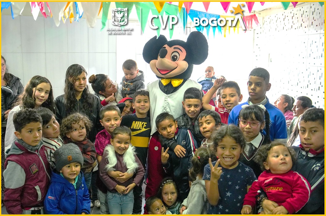 El encuentro tuvo lugar en un espacio comunitario donde las familias, en especial los niños y las niñas, participaron en múltiples actividades recreativas diseñadas para brindar momentos de diversión y fortalecer el sentido de lo colectivo. Entre juegos y dinámicas, los asistentes disfrutaron de una mañana especial que promovió la integración y el esparcimiento.