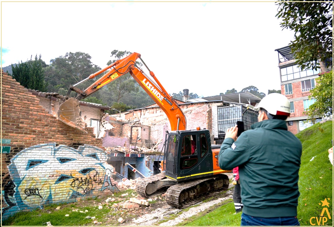 Durante más de una década, estas estructuras permanecieron desocupadas y sin uso formal, lo que propició su progresivo deterioro. El abandono facilitó el hurto de elementos esenciales como cableado, accesorios y componentes estructurales, debilitando las edificaciones y representando un riesgo tanto para quienes ingresaban de manera informal como para los vecinos de las construcciones aledañas.