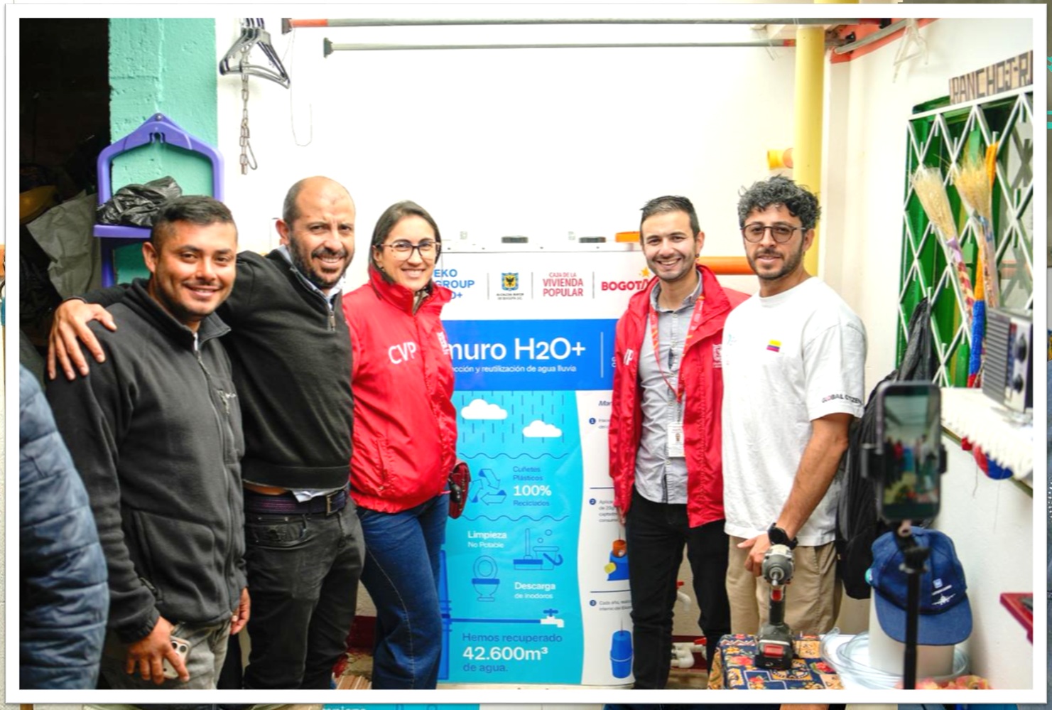 Estos tanques sostenibles permiten disminuir hasta en un 25% el consumo de agua, reduciendo el valor de las facturas de servicios públicos. Un ahorro que se traduce en más calidad de vida y recursos que las familias pueden invertir en su vivienda y su bienestar.