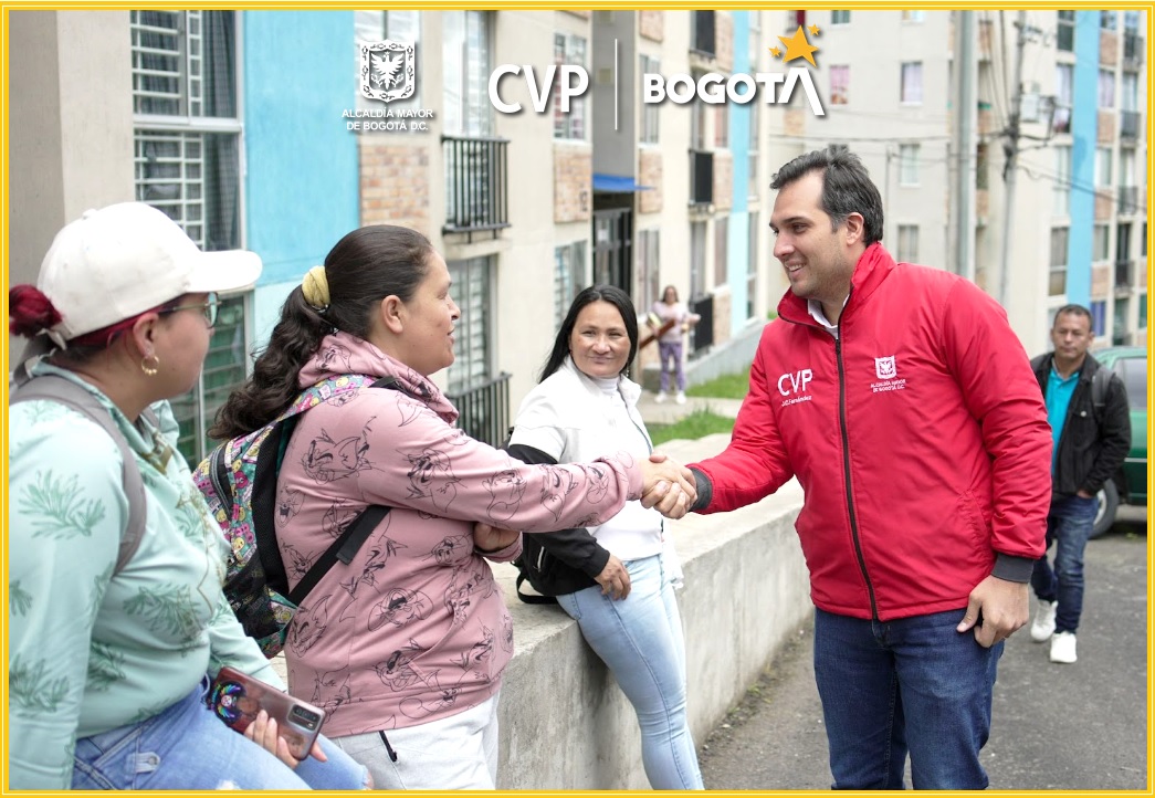 El director de la Caja de Vivienda Popular (CVP), Juan Carlos Fernández, realizó una visita al proyecto Arboleda Santa Teresita, ubicado en la localidad de San Cristóbal, donde se reunió con la comunidad para conocer de primera mano las problemáticas que han afectado a los habitantes en el transcurso de estos años.