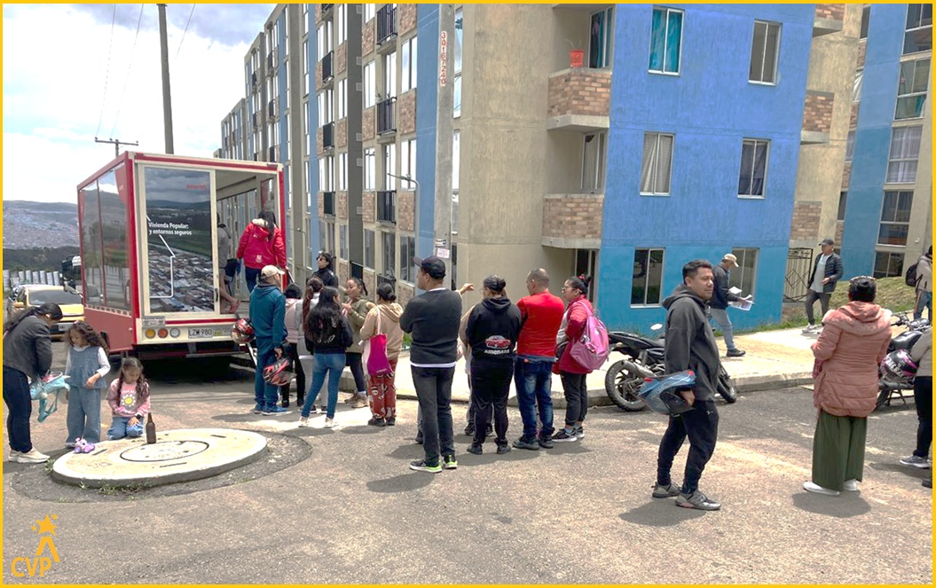 La participación activa de la comunidad fue determinante para el éxito de la jornada, evidenciando el compromiso ciudadano con la construcción de territorios más sostenibles, organizados y solidarios, Así mismo, se resalta la labor del equipo social quienes han trabajado desde antes, durante y posterior a las entregas de Arboleda Santa Teresita, haciendo seguimiento y acompañamiento a las familias del sector 1 y 2.