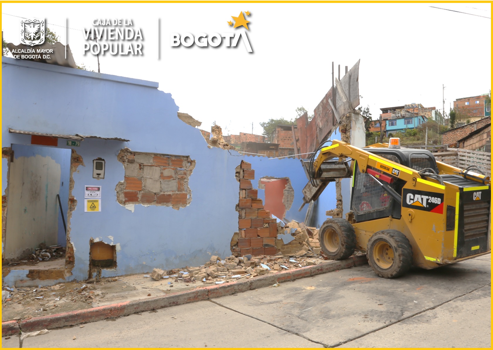 El pasado 10 de octubre, se llevó a cabo la demolición de un predio en Ciudad Bolívar, propiedad de la pareja de Luis Ibáñez y Gladis López. Esta vivienda había sido clasificada como de alto riesgo no mitigable debido a la amenaza de inundaciones y avenidas torrenciales, consecuencia de su cercanía a la quebrada Caño Galindo. La familia, beneficiaria de un proceso de reasentamiento, logró adquirir una nueva vivienda en el mismo sector, que fue entregada el 23 de septiembre de 2024.