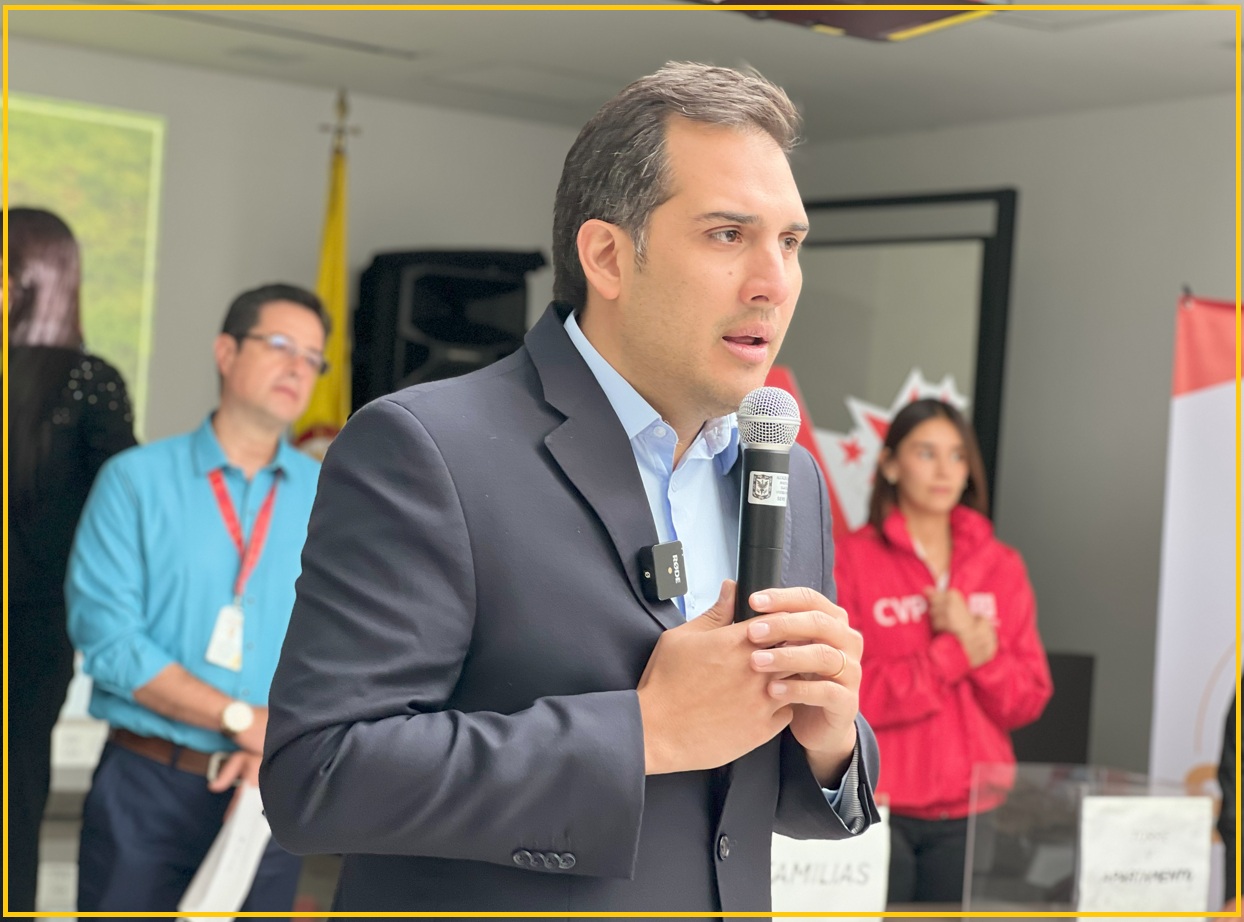 Director CVP Juan Carlos Fernandez en Sorteo 14 arboleda santa teresita 24 familias beneficiadas 2025
