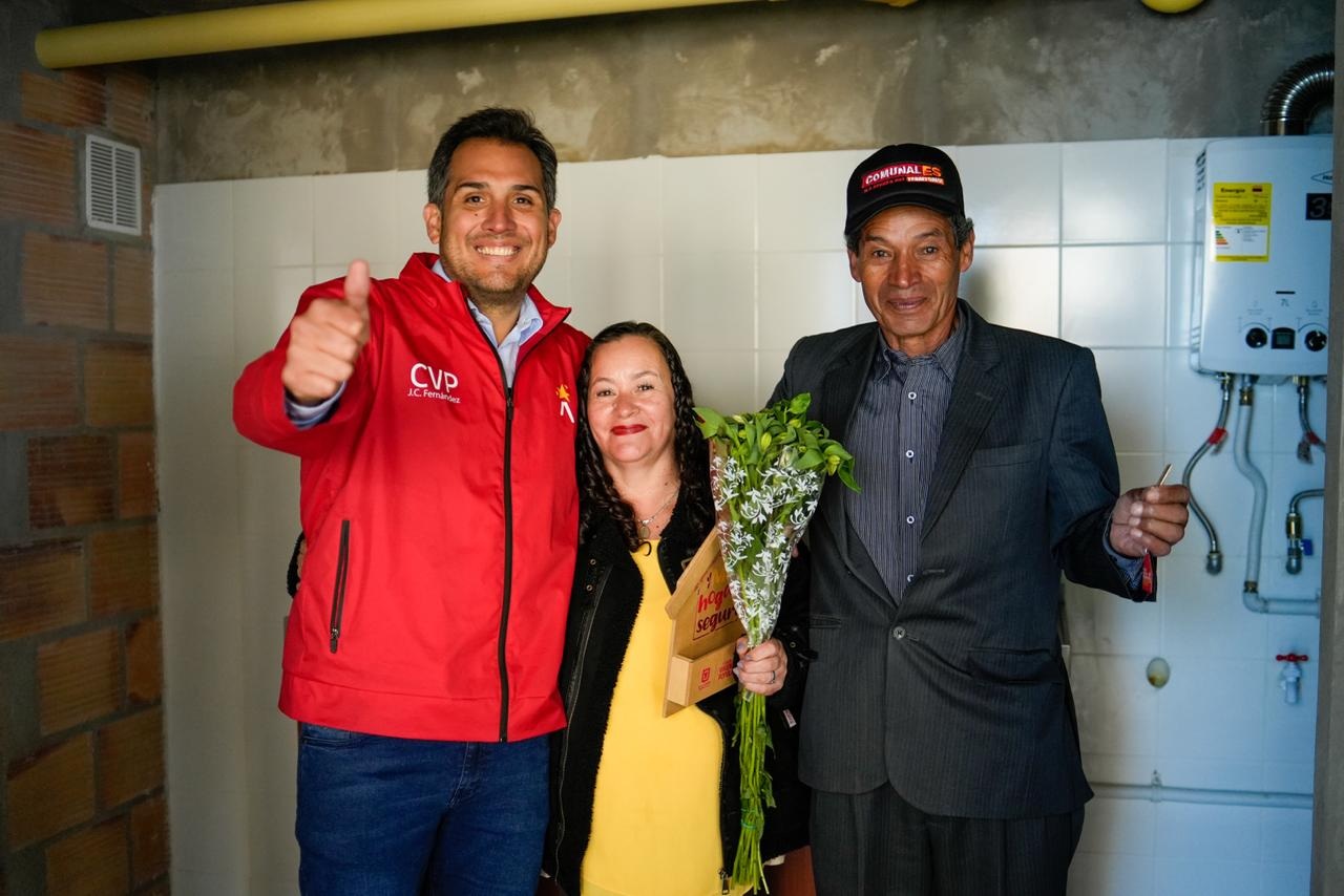 Director CVP Juan Carlos Fernandez entrega nuevos apartamentos en San Cristobaljpg