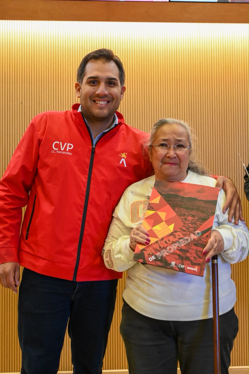 Director CVP Juan Carlos Fernández entrega títulos de vivienda en Ciudad Bolívar