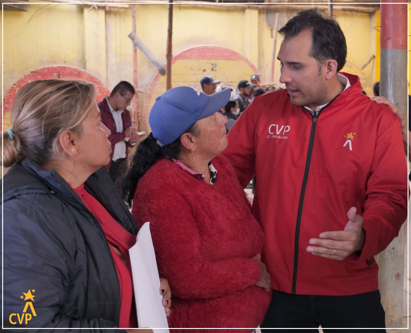 Director CVP con habitantes del Barrio El Espino en Ciudad Bolivar Proceso de titulación