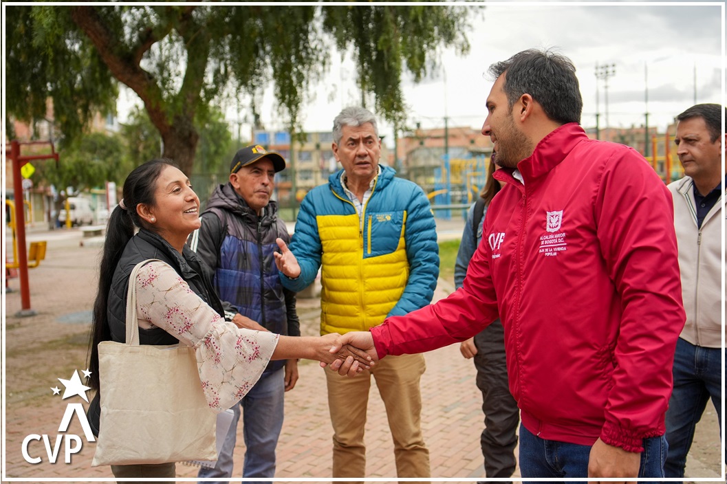 El director de la Caja de Vivienda Popular (CVP), Juan Carlos Fernández, realizó una visita al barrio Bilbao, ubicado en la localidad de Suba, donde se reunió con la comunidad para conocer de primera mano las problemáticas que han afectado a los habitantes durante décadas. 