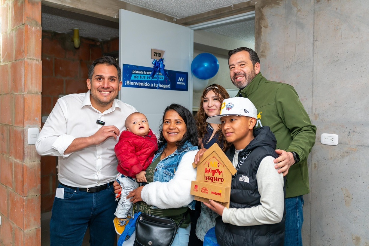 El alcalde mayor de Bogotá, Carlos Fernando Galán  entregó hogares a 30 familias gracias al programa #ViviendaSegura de la  @CVPBogota , en La Cabrera, Usme, hoy estrenan viviendas de interés social con estándares urbanos, pensadas para una vida más segura y digna.