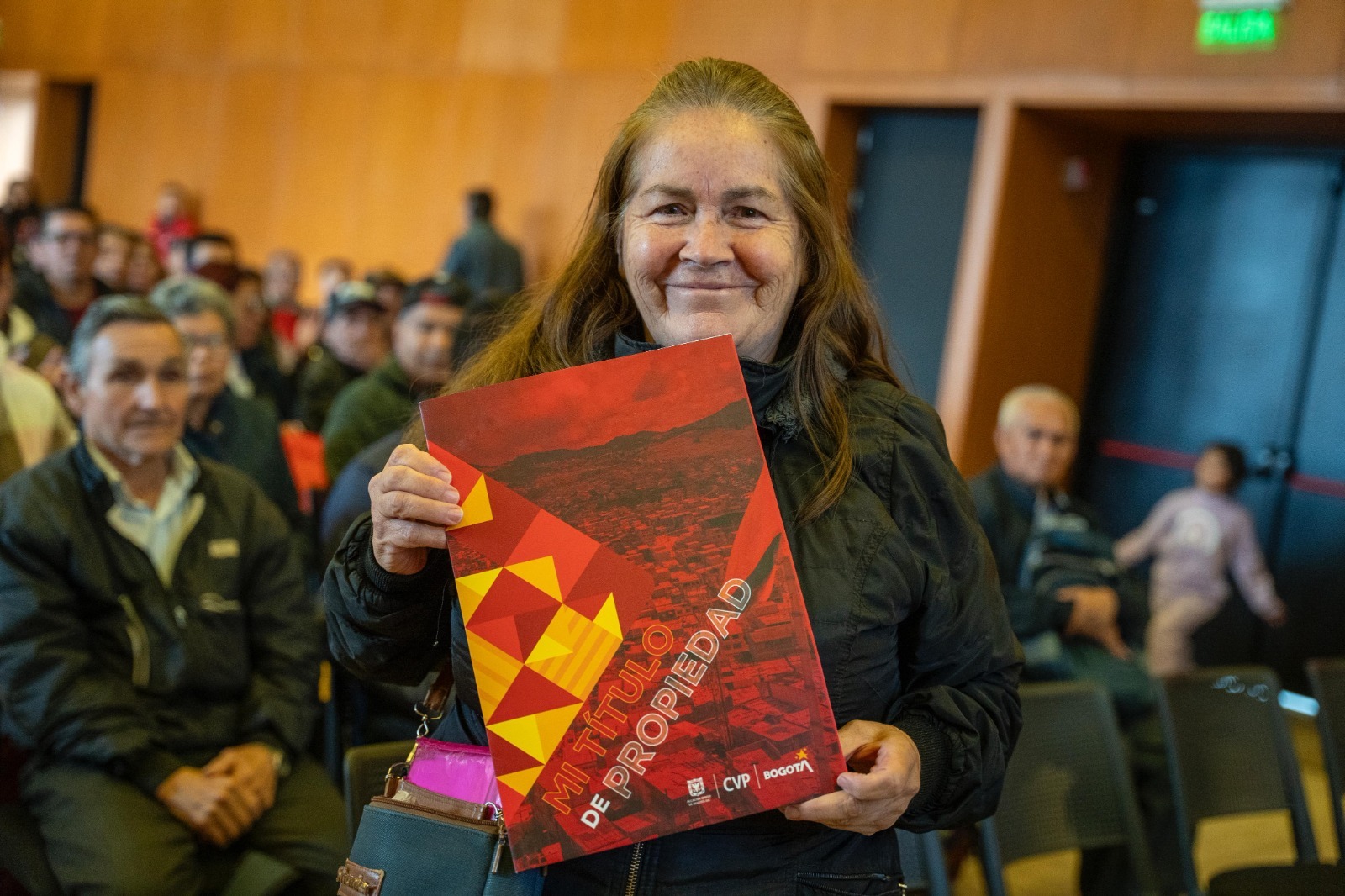 El programa Título en Mano liderado por la Alcaldía Mayor de Bogotá 2025 foto 2