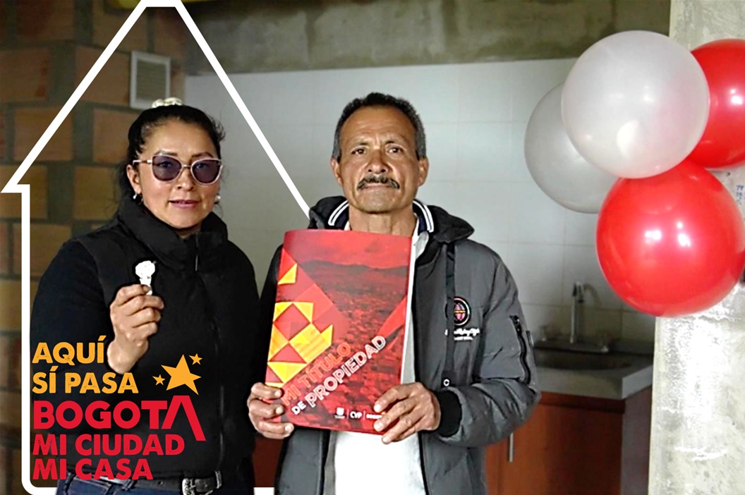 “La Alcaldía Mayor de Bogotá y la Caja de la Vivienda Popular continúan protegiendo la vida de quienes más lo necesitan. En Arboleda Santa Teresita se entregaron viviendas a familias reubicadas con el programa Vivienda Segura”. 