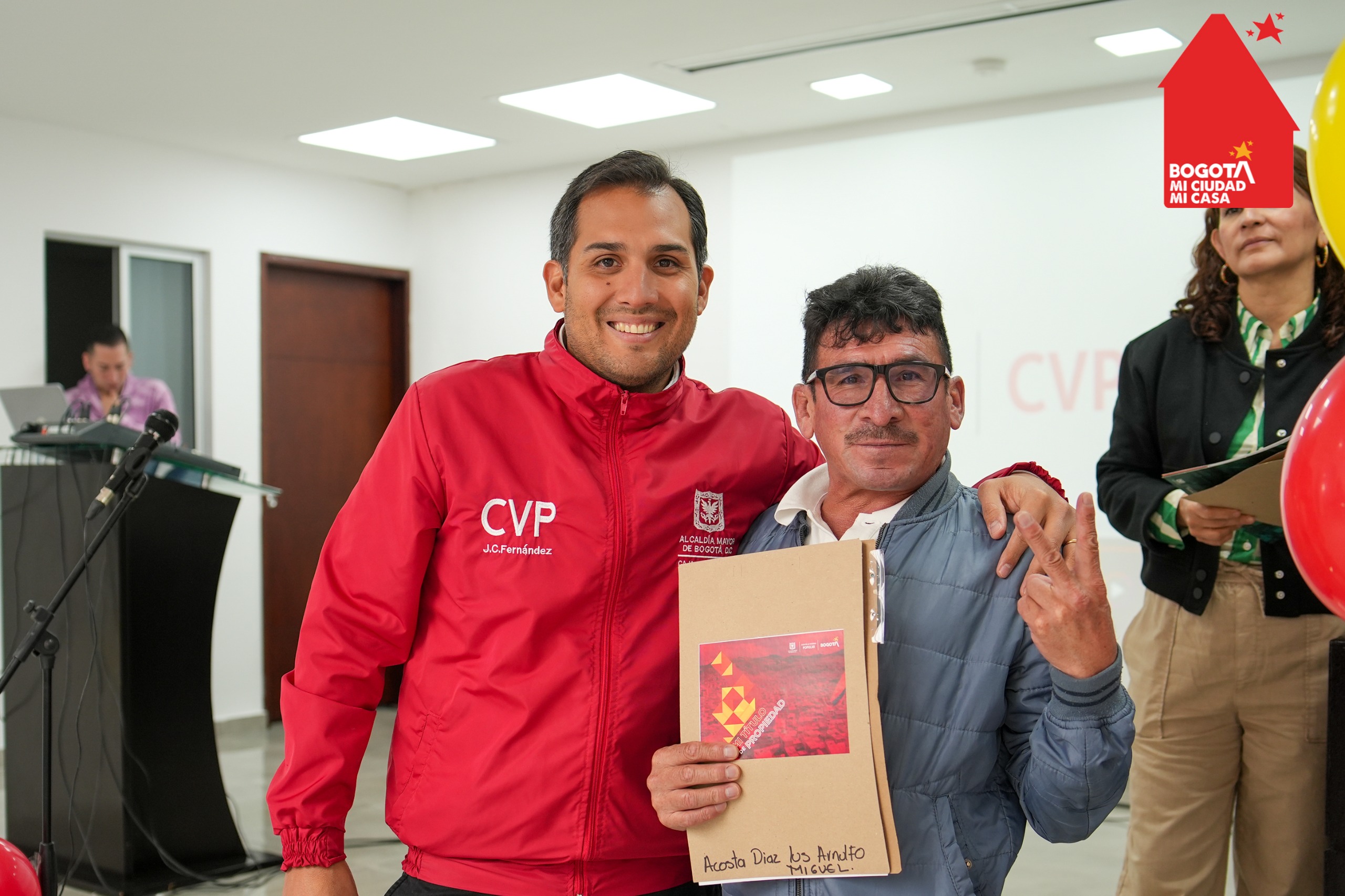 La Caja de la Vivienda Popular (CVP) saneó los títulos de vivienda de 105 familias. El paz y salvo y la cancelación de la hipoteca fueron entregados a beneficiarios de Comuneros La Palma, en la localidad de Suba.