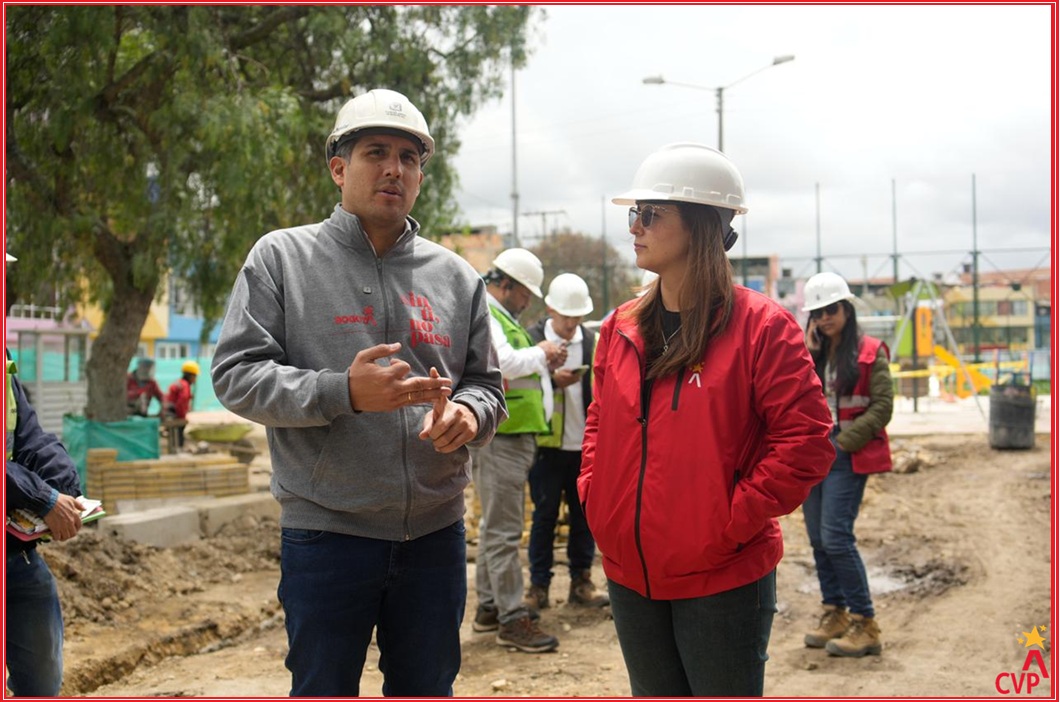 La directora del IPES, Diana Catalina Arciniegas, el director de la Caja de la Vivienda Popular (CVP), Juan Carlos Fernández, presentaron los avances de la intervención integral que se desarrolla en la localidad y que busca mejorar la calidad de vida de cientos de familias.