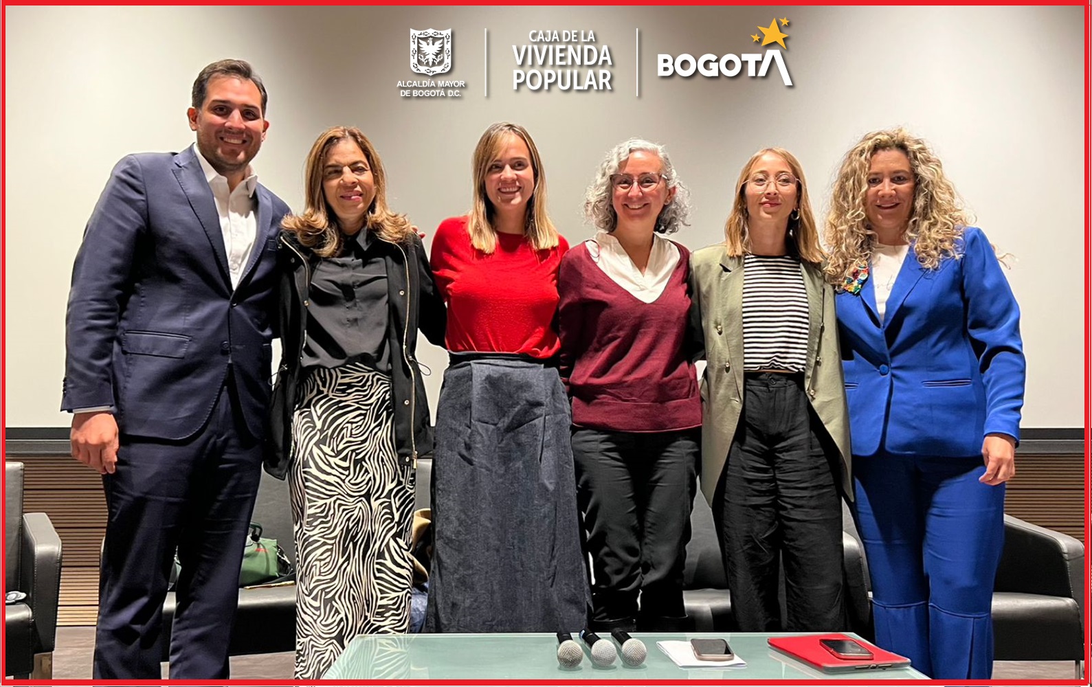 Las panelistas de la mesa fueron: Laura Tami, secretaria de la Mujer; Lucía Bastidas, directora de la Defensoría del Espacio Público; Tatiana Forero, líder territorial de participación ciudadana de la Fundación Corona; Silvia Mendoza, presidenta de la Sociedad Colombiana de Arquitectos y Lina María González subdirectora de Barrios de la Secretaría del Hábitat.