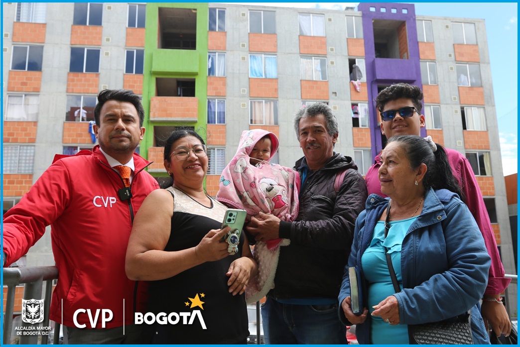 En el proyecto de vivienda Colores de Bolonia, ubicado en la localidad de Usme, se realizó la entrega de 7 apartamentos de las etapas 2 y 3. Las entregas contaron con la participación del director de Reasentamientos de la CVP, Germán Hernández, quien expresó su satisfacción afirmando: 