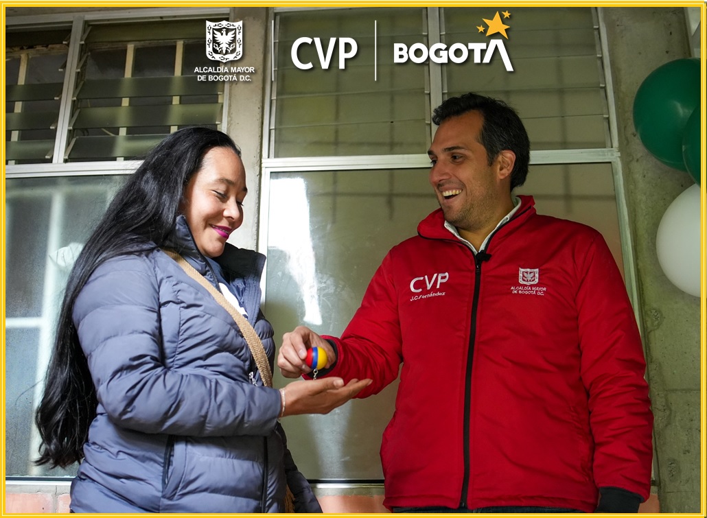 Un momento emotivo y significativo se vivenció en la urbanización Colores de Bolonia, en la localidad de Usme. Juan Carlos Fernández, director general de la Caja de la Vivienda Popular (CVP), hizo la entrega de viviendas a familias que llevaban una década esperando un lugar digno para vivir.