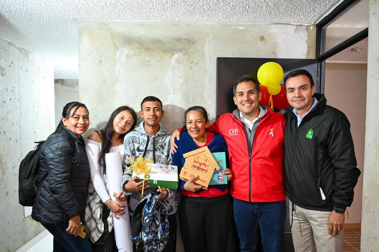 Estas entregas fueron posibles gracias al trabajo articulado entre el sector público y privado, en alianza con Constructora Bolívar, Marval y Cusezar, sumando esfuerzos para seguir acercando soluciones habitacionales de calidad a quienes más lo necesitan.
