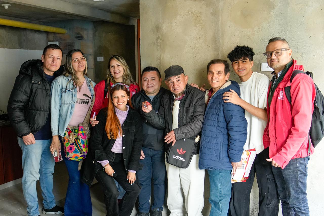 Familias beneficiarias de nuevas viviendas en Arboleda Santa Teresita en San Cristóbaljpeg