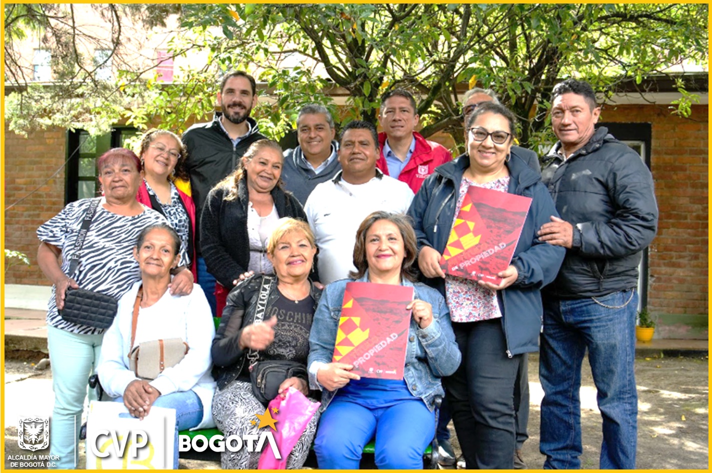Con sonrisas, aplausos y palabras de agradecimiento, familias de la localidad de San Cristóbal recibieron sus tan anhelados títulos de propiedad, gracias a la jornada organizada por la Caja de la Vivienda Popular (CVP), en coordinación con la Alcaldía Local de San Cristóbal.