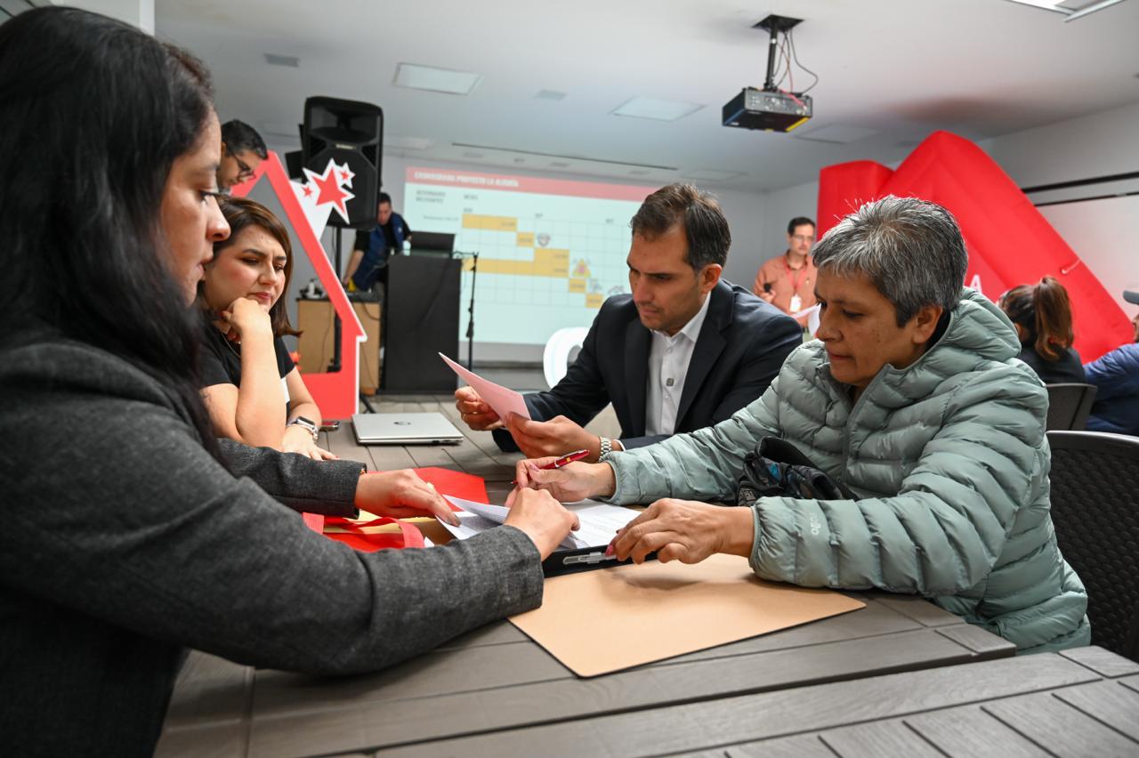 En la Foto: Juan Carlos Fernández, director General de la Caja de la Vivienda Popular durante la firma de Promesas.