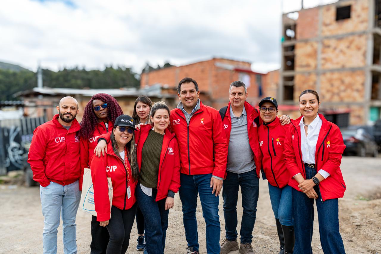 El Director General de la Caja de la Vivienda Popular, Juan Carlos Fernández, acompañó la jornada junto a la directora de Reasentamientos, Angélica Alonso, y los equipos social y técnico de la entidad.