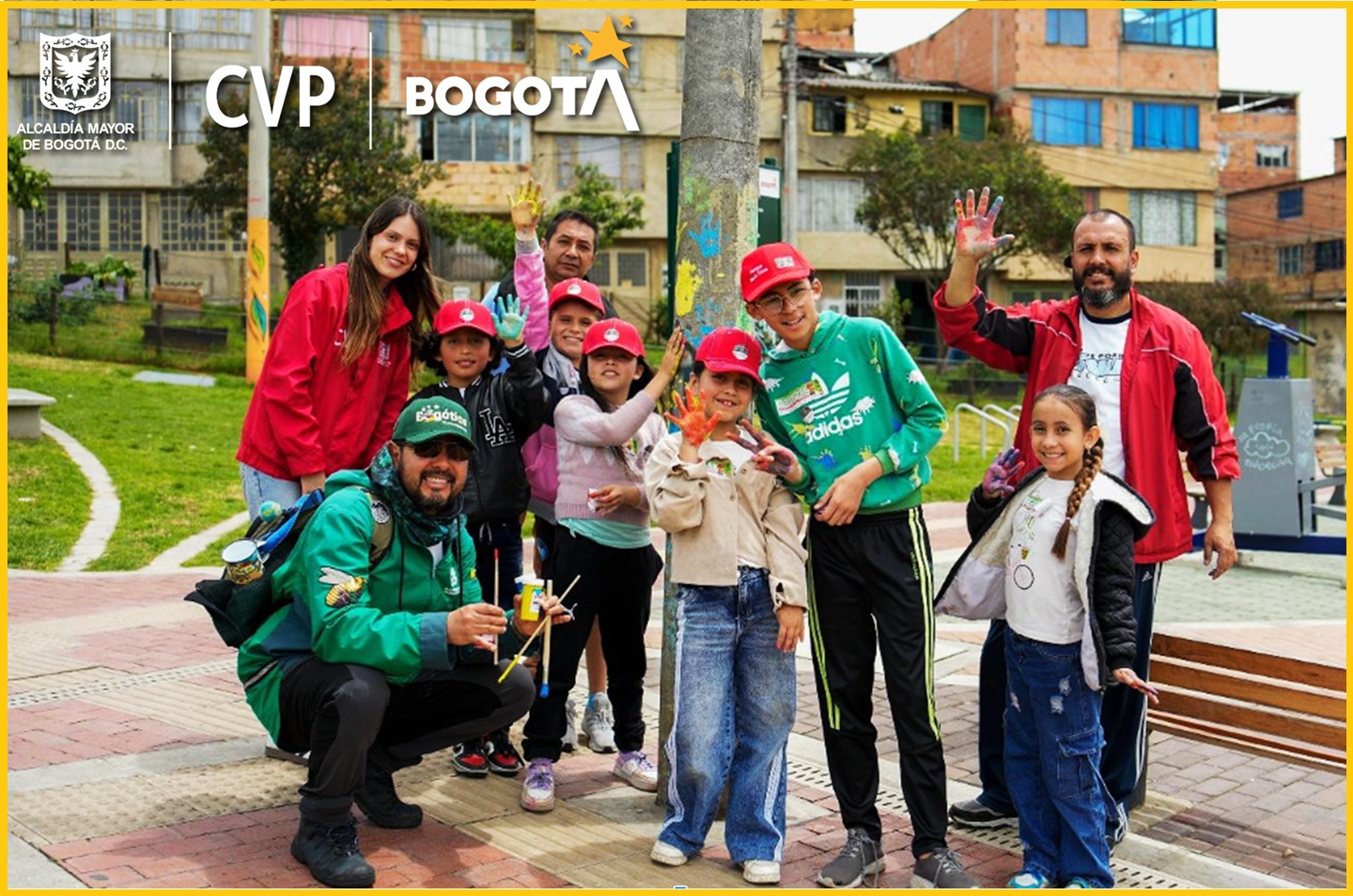 Muy contentos niñas, niños y la comunidad en general del barrio María Cano, quienes se han venido apropiando del mobiliario y la huerta urbana del parque que entregó la administración a través de la Caja de la Vivienda Popular.