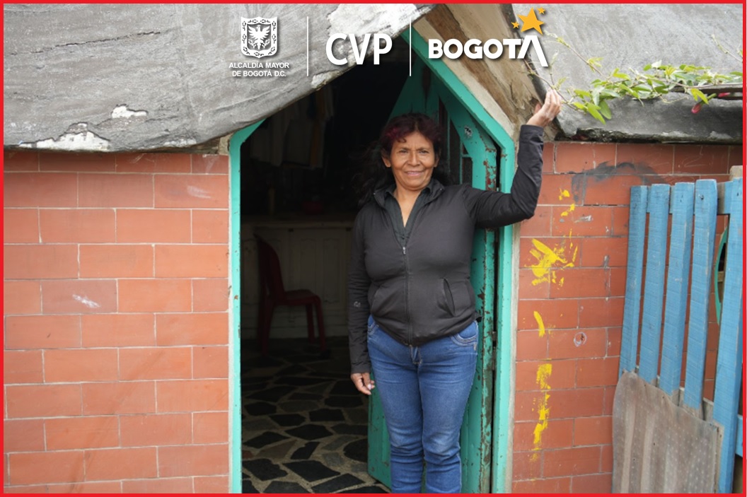 A sus 56 años, María Edilma Pajoy ha transformado su hogar en un faro de esperanza y desarrollo comunitario. Ama de casa de profesión, María ha dedicado parte de su vida a fomentar el bienestar de las mujeres de su sector, convirtiendo su vivienda en una huerta comunitaria que no solo provee alimento, sino también oportunidades económicas.