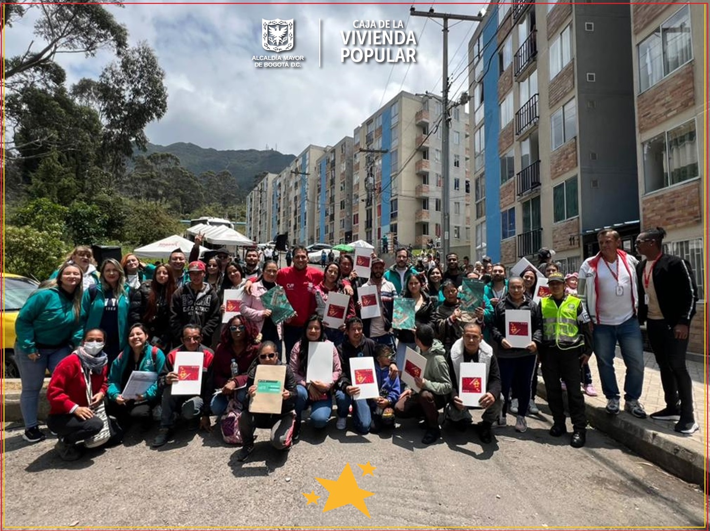 En el marco de una feria de servicios del DIstrito en la etapa 2 de Arboleda Santa Teresita en San Cristóbal, se llevó a cabo un evento significativo para la comunidad: la entrega, por parte de la Caja de la Vivienda Popular (CVP), de 60 titulaciones de predios a familias locales. Este acontecimiento marca un hito importante ya que estos hogares son ahora propietarios de sus viviendas, lo que representa un avance crucial en su camino hacia la seguridad y la estabilidad residencial.