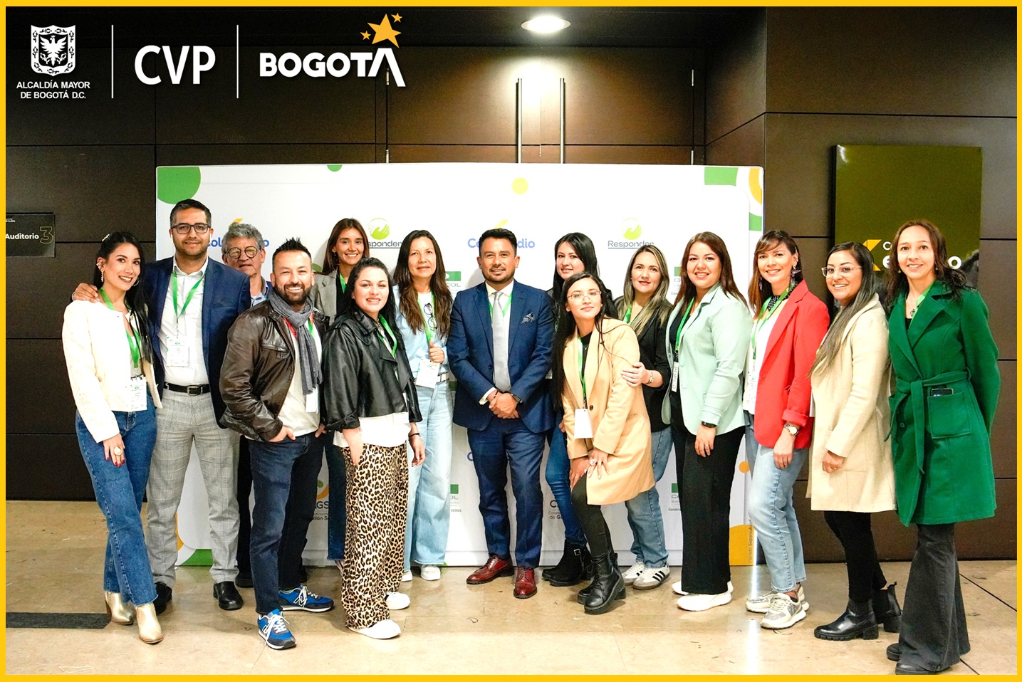 En la foto: equipo CVP conformado por algunos directivos y parte del equipo de gestión social que participó en el Congreso Latinoamericano de Gestión Social – CLAGSO2025, un espacio clave para fortalecer la gestión social en el sector vivienda para construir confianza y vivir mejor.