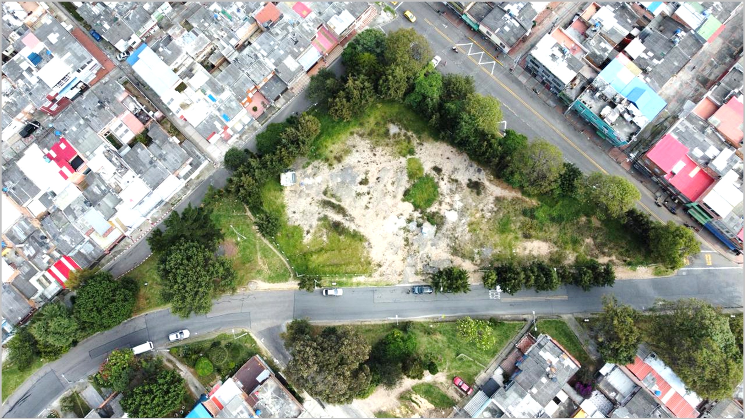 El proyecto incorporará un importante componente de espacio público, zonas comunes y espacios colectivos que fomenten la convivencia, el encuentro ciudadano y el fortalecimiento del tejido social, entendiendo la vivienda de calidad como una solución habitacional, así como una herramienta para mejorar la calidad de vida y consolidar entornos urbanos más seguros, sostenibles y conectados.