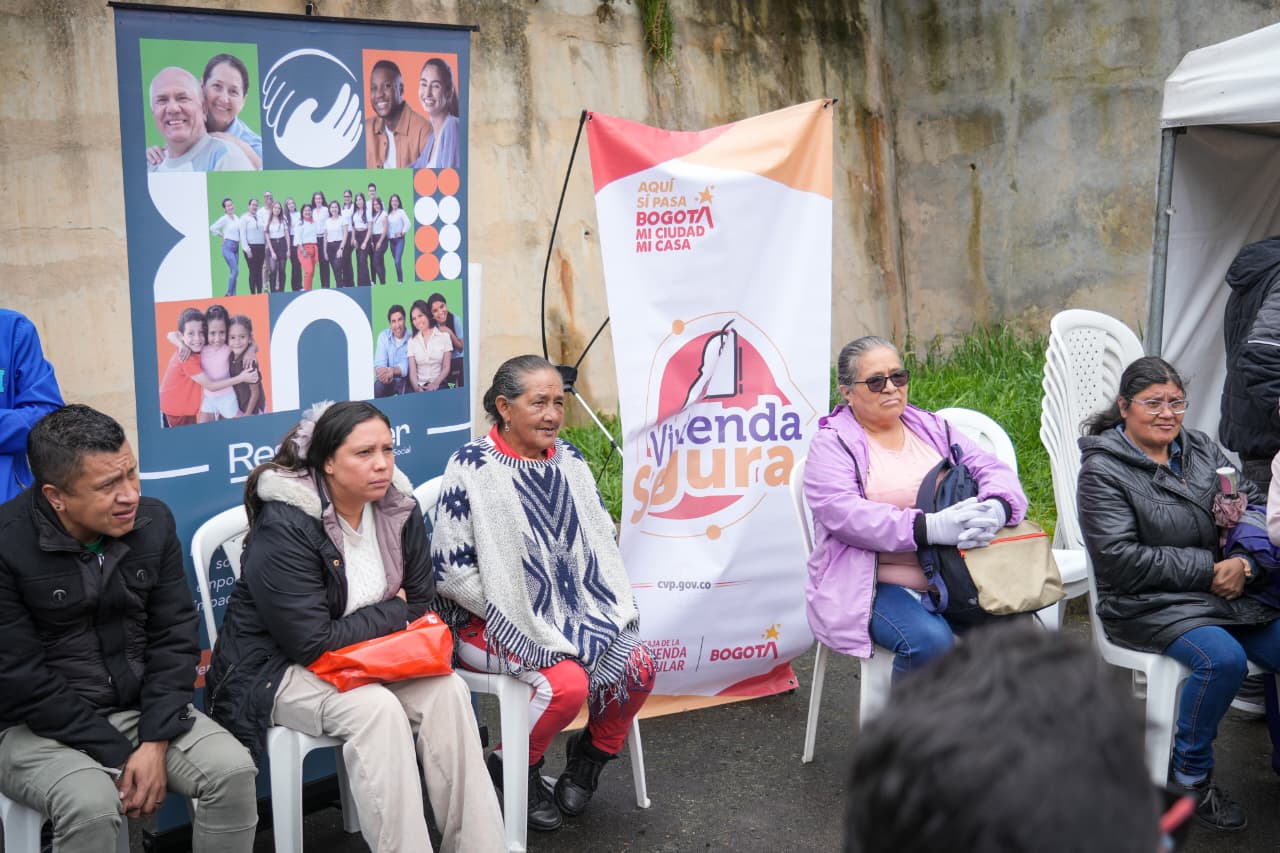 Durante el encuentro, la participación activa de la comunidad fue protagonista. A través de dinámicas pedagógicas, actividades culturales —como una obra de teatro que ilustraba situaciones cotidianas entre vecinos— y espacios de diálogo, los asistentes pudieron compartir sus experiencias, expresar preocupaciones y proponer acuerdos para mejorar la vida en comunidad.