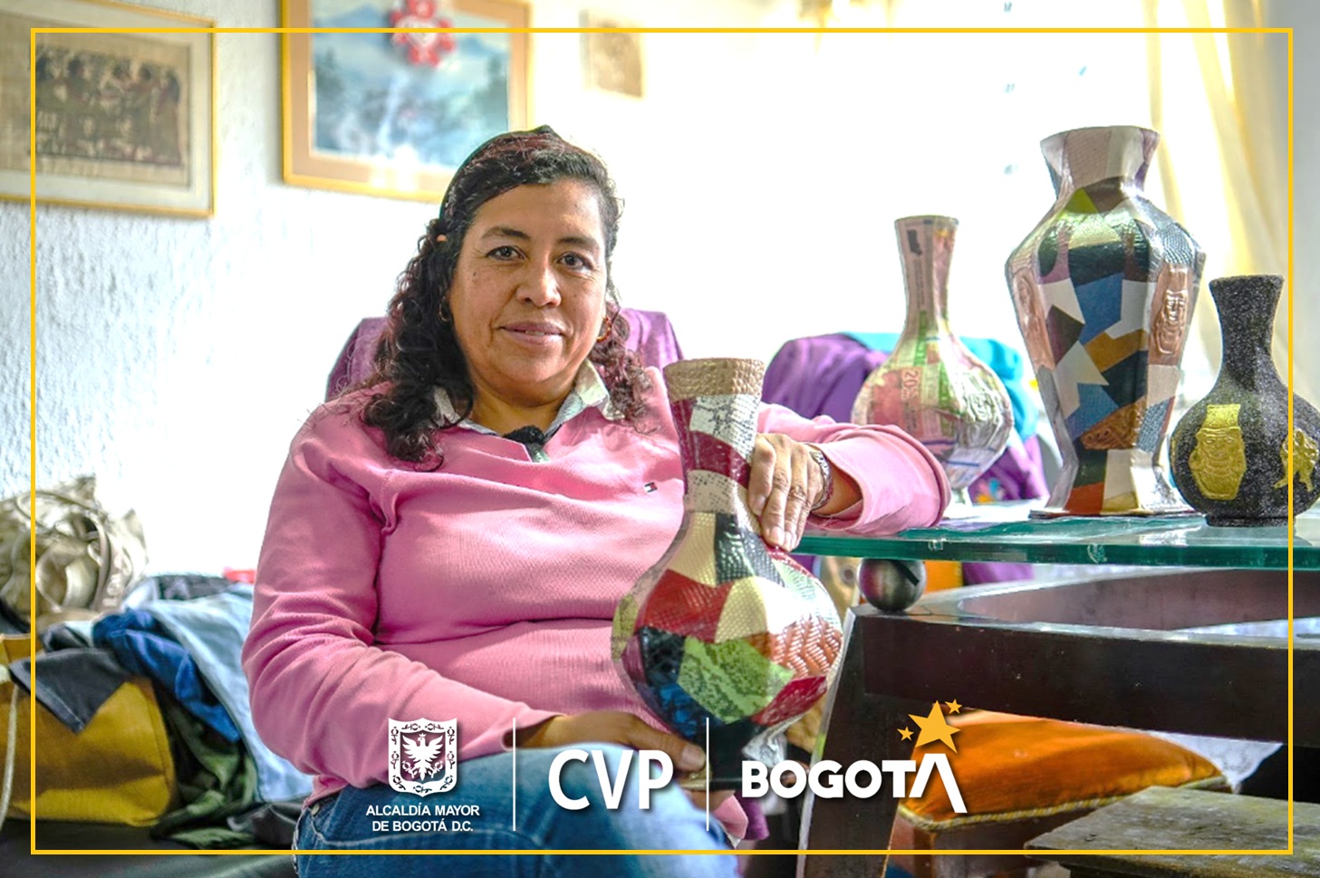 Maribel y su familia son artesanos. Se dedican al trabajo en madera y cuero, una tradición familiar que también representa su principal fuente de ingresos. Hace tres años fueron trasladados a Arboleda Santa Teresita, donde han logrado recuperar la tranquilidad y mejorar su calidad de vida.