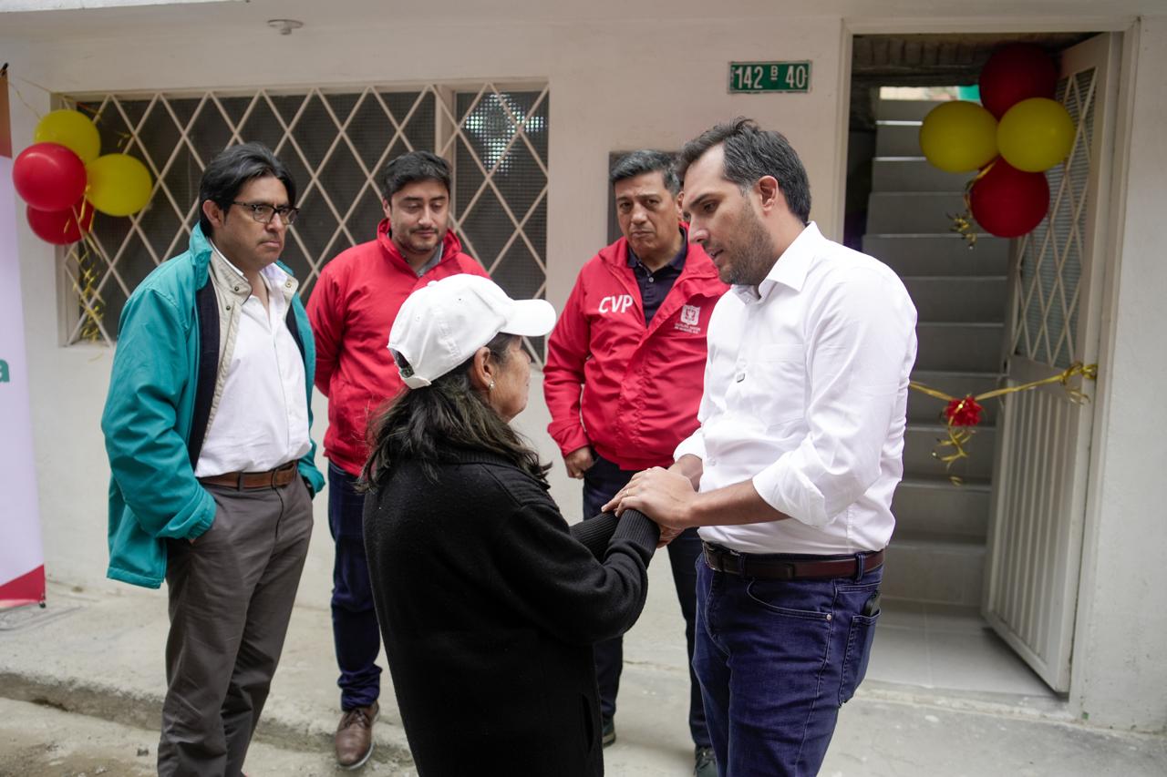 A doña Blanca le damos la bienvenida a su  hogar donde vivirá mucho más feliz”, afirma Juan Carlos Fernández, director de la Caja de la Vivienda Popular (CVP).