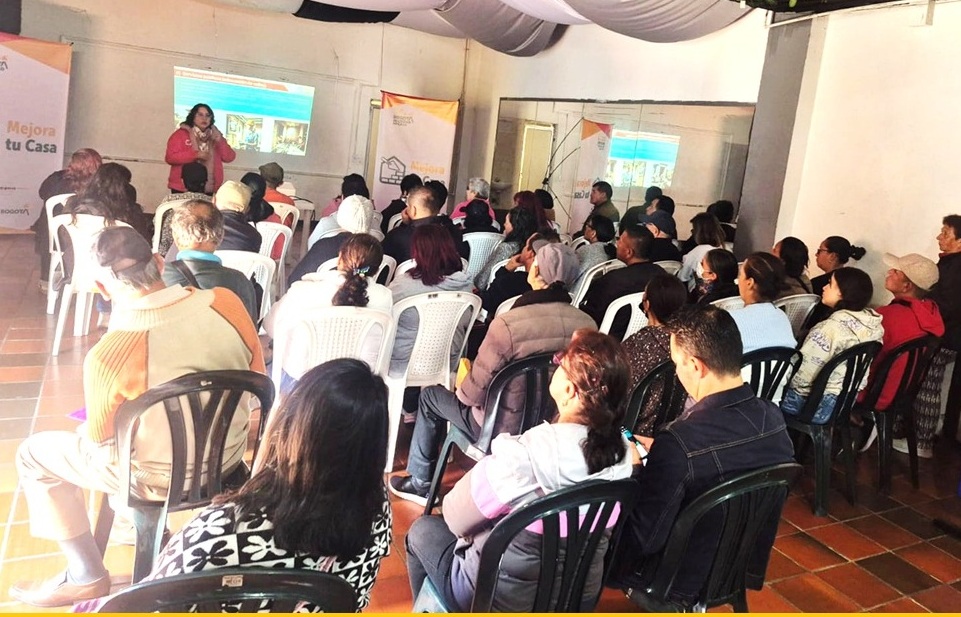 La jornada también reservó un espacio central para la escucha activa. En el barrio Girardot, la CVP lideró un diálogo ciudadano que reunió a 51 personas