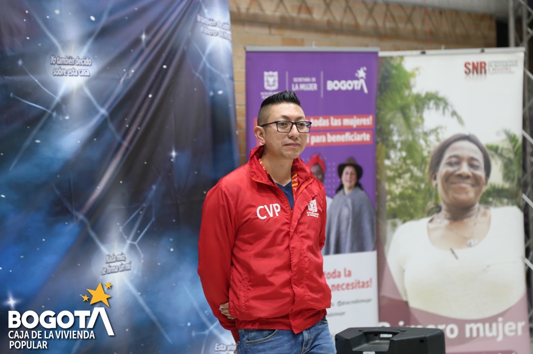 Mitchel Ortiz Profesional Social durante Diálogo con enfoque de género mujeres victimas para sanar aprender y transformar 2025