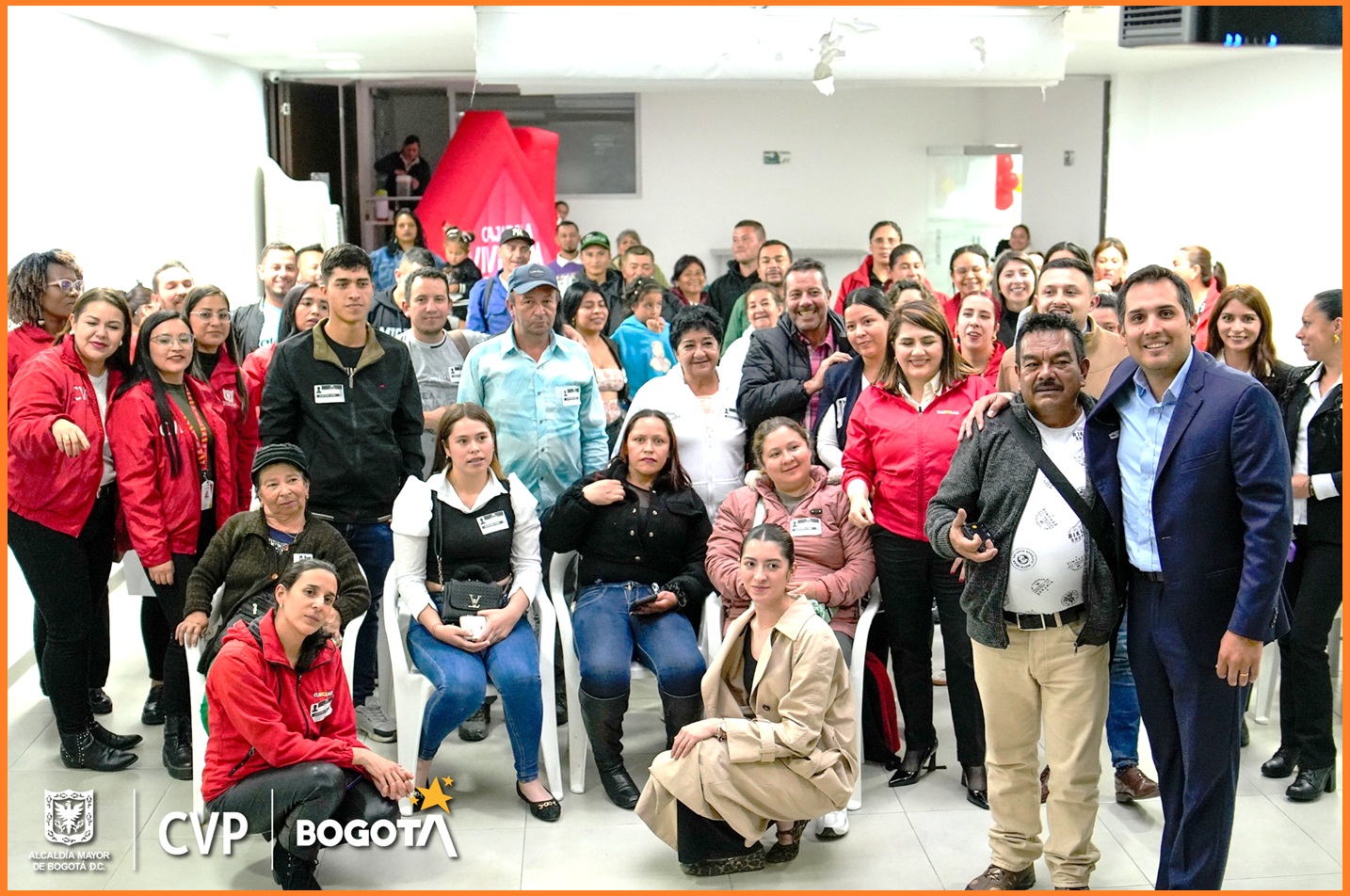 Estas familias hacen parte del programa de reasentamiento que lidera la Alcaldía Mayor de Bogotá, una política pública que no se queda en los ladrillos, sino que se eleva hasta convertirse en estrategia integral de transformación social, reconstrucción del tejido urbano y garantía de derechos. En esta ocasión, el avance fue posible gracias a la articulación entre la Caja de la Vivienda Popular y la Secretaría Distrital del Hábitat, dos entidades que, unidas, caminaron junto a estas veinte familias hasta alcanzar este hito. 