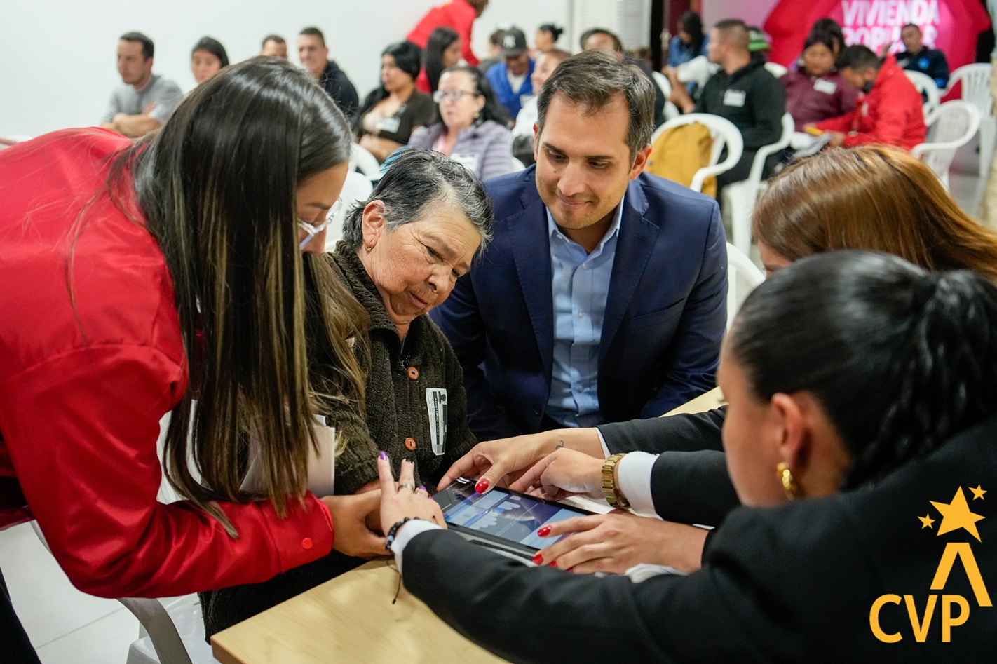 Política de vivienda digna avanza veinte familias firman escrituras en Bogotá 2025