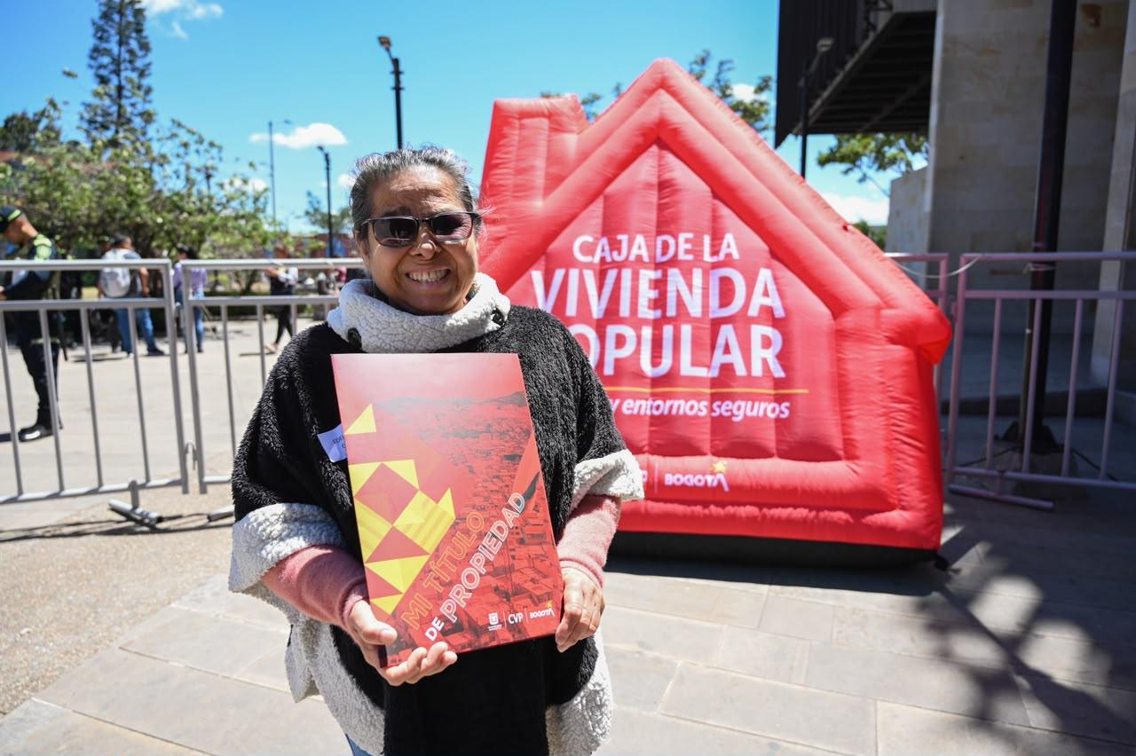 Edel Currea, beneficiaria a través del programa “Título en Mano” de la Caja de la Vivienda Popular