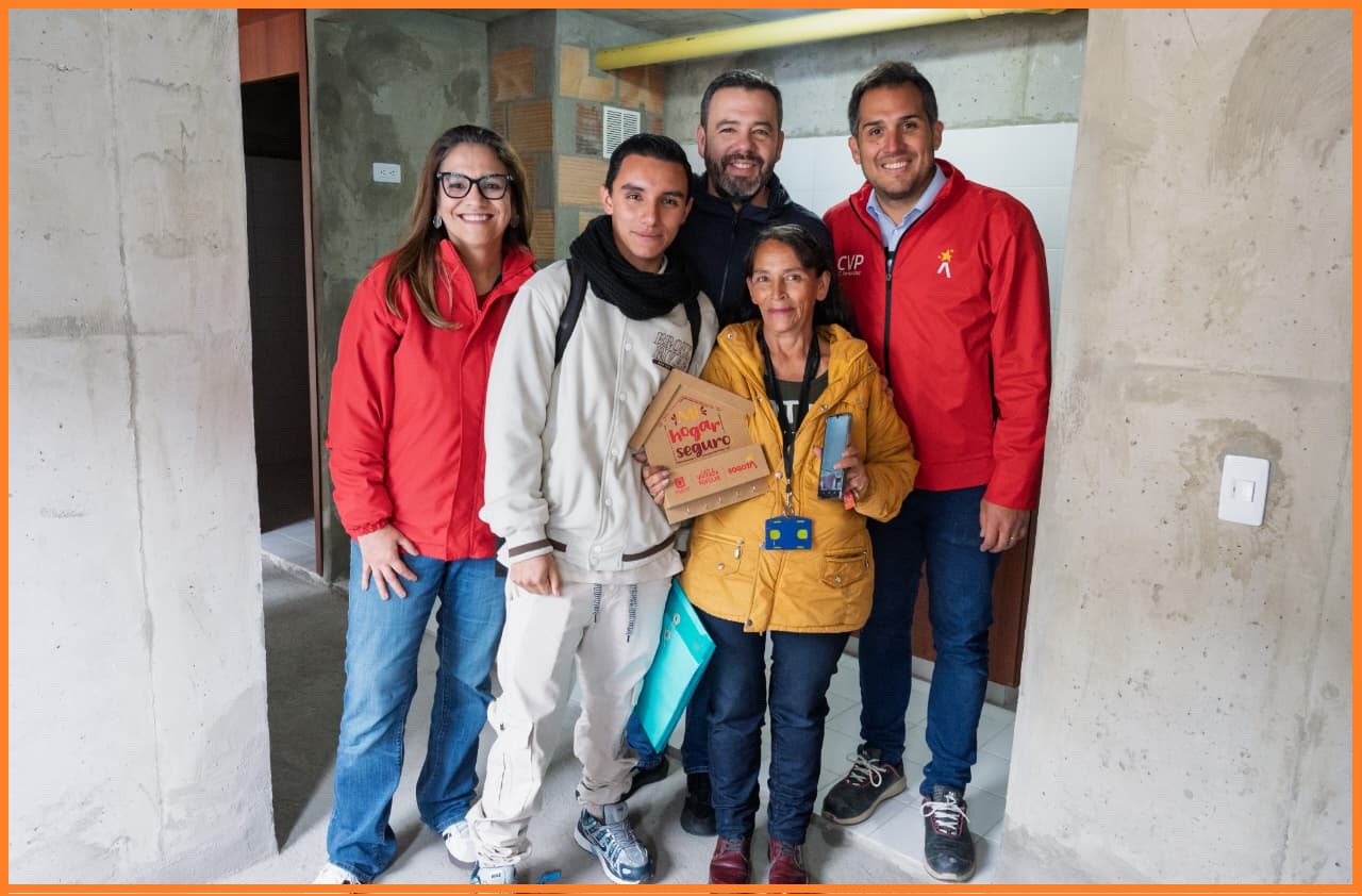 Hoy el alcalde  Carlos Fernando Galán  lideró la entrega de nuevas viviendas en Arboleda Santa Teresita, en San Cristóbal.  36 familias recibieron su apartamento, sumando 255 hogares que ya cuentan con vivienda segura gracias a la reactivación de este proyecto que estuvo abandonado por años.