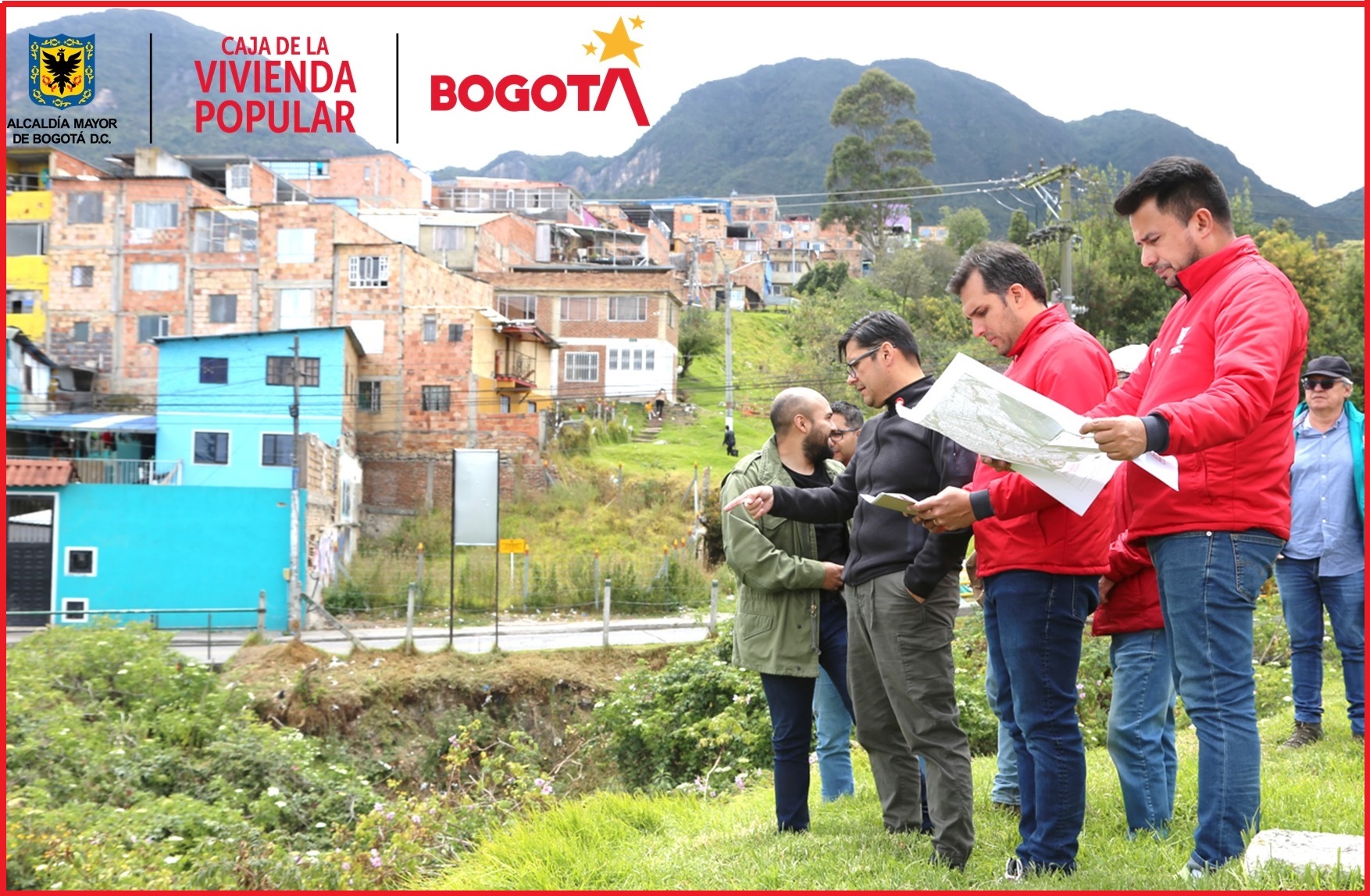 Juan Carlos Fernández, director de la Caja de la vivienda Popular (CVP), junto al equipo de la Dirección de Reasentamientos y en compañía del secretario de Seguridad, Convivencia y Justicia, César Restrepo, realizó un recorrido en la localidad de San Cristóbal, para identificar las zonas en alto riesgo y hablar con las familias que necesitan ser reubicadas a una vivienda segura.