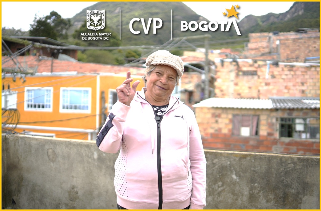 Gracias al Programa de Reasentamientos de la Caja de Vivienda Popular (CVP), la señora Rosa Elena Benavides ya disfruta de su nueva y segura casa en el barrio San Cristóbal. Este programa, diseñado para mejorar la calidad de vida de los ciudadanos en situaciones vulnerables, ha permitido a Rosa cumplir su sueño de tener un hogar propio.